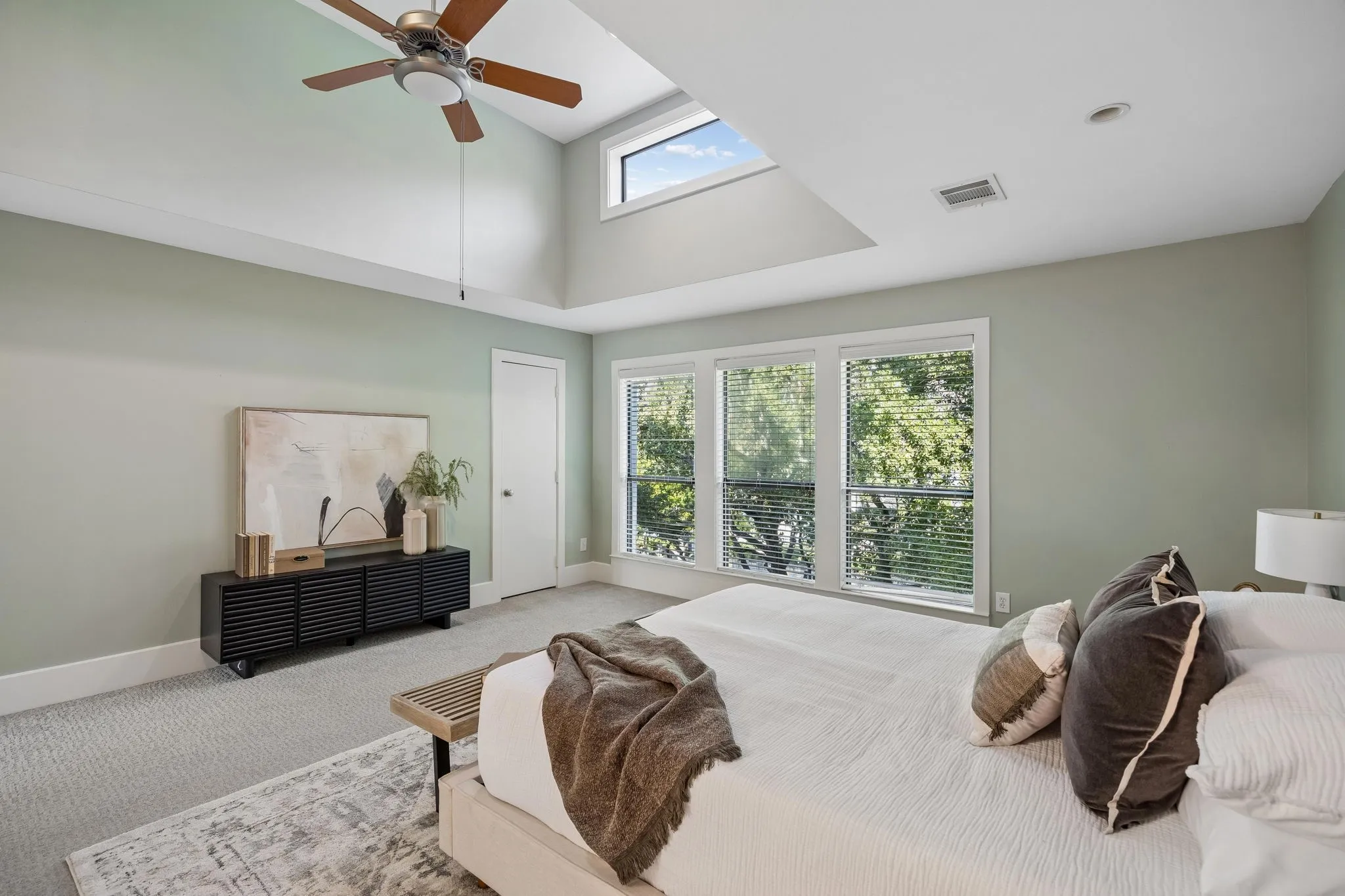Townhouse For Sale in Dallas County , 2606 Shelby Avenue 102, Dallas, Texas 75219, 2 Bedroom, 3 Bathroom, 2 Garage spaces, 2,370 Sqft, built in 2005, mls#21391197, Real Estate Agent in Dallas, Homes For Sale in Dallas county, Homes For Sale in Dallas, Realtor in Dallas Texas, Real Estate Brokerage Independent Realty Texas, Luminita Cordes Realtor