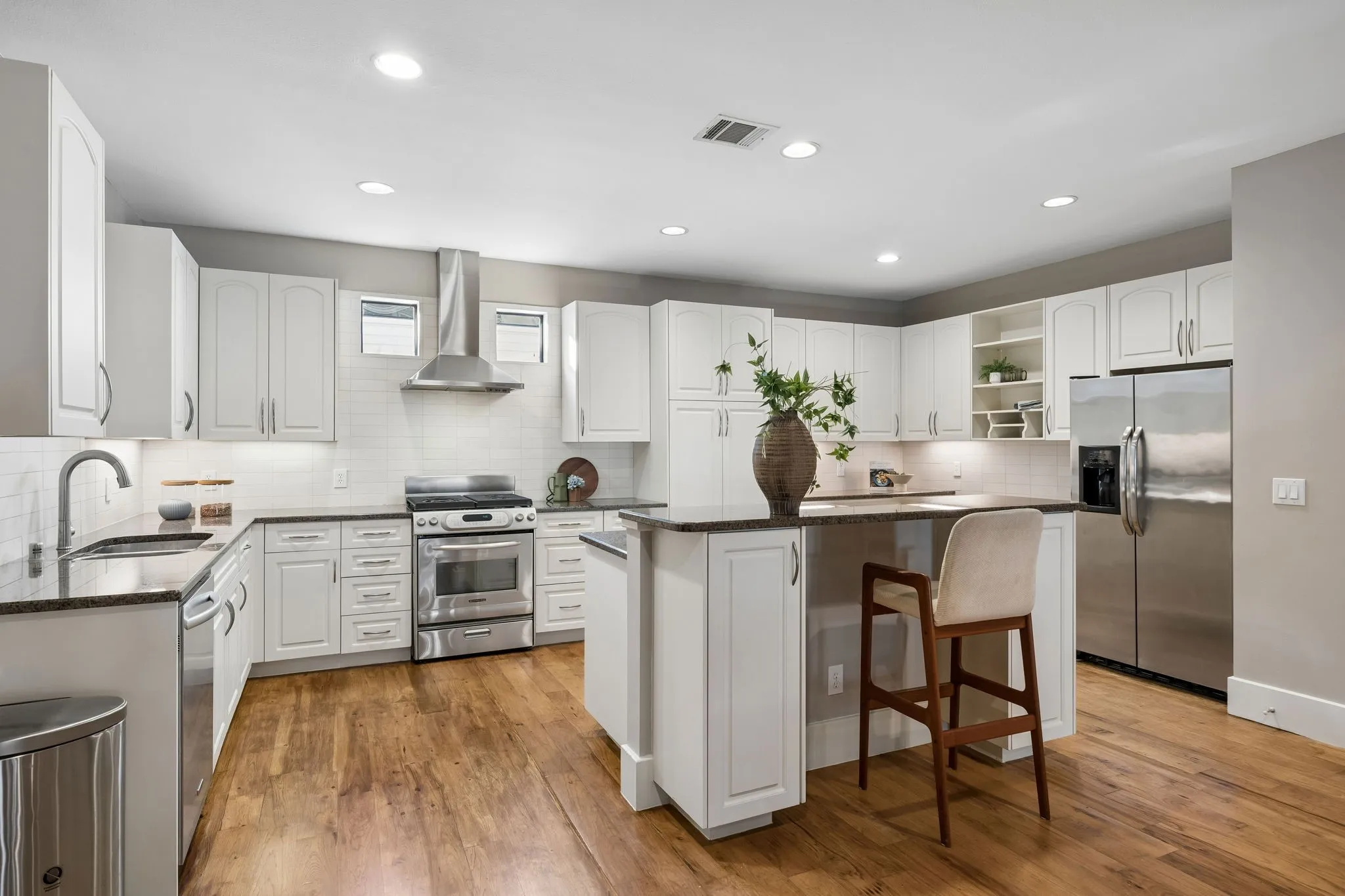 Townhouse For Sale in Dallas County , 2606 Shelby Avenue 102, Dallas, Texas 75219, 2 Bedroom, 3 Bathroom, 2 Garage spaces, 2,370 Sqft, built in 2005, mls#21391197, Real Estate Agent in Dallas, Homes For Sale in Dallas county, Homes For Sale in Dallas, Realtor in Dallas Texas, Real Estate Brokerage Independent Realty Texas, Luminita Cordes Realtor