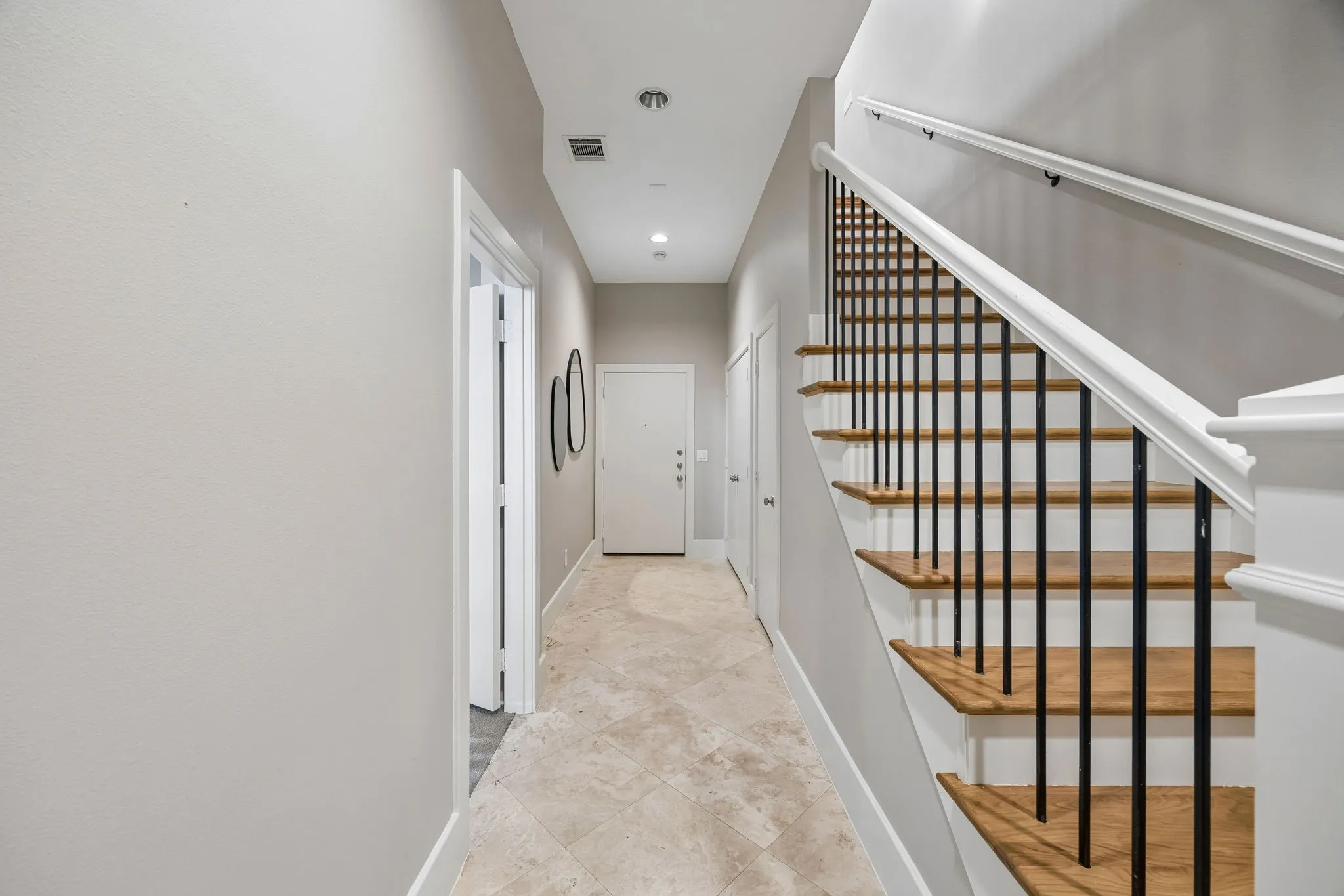 Townhouse For Sale in Dallas County , 2606 Shelby Avenue 102, Dallas, Texas 75219, 2 Bedroom, 3 Bathroom, 2 Garage spaces, 2,370 Sqft, built in 2005, mls#21391197, Real Estate Agent in Dallas, Homes For Sale in Dallas county, Homes For Sale in Dallas, Realtor in Dallas Texas, Real Estate Brokerage Independent Realty Texas, Luminita Cordes Realtor