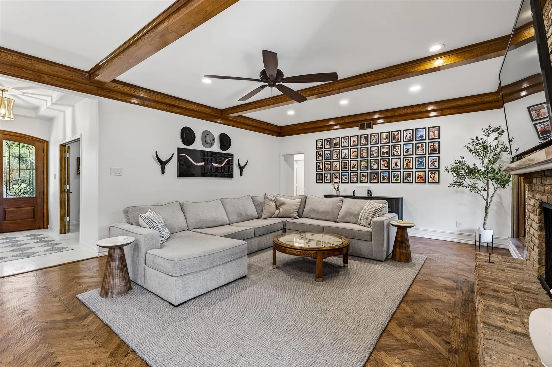 Single Family Residence For Sale in Dallas County , 7108 Hunters Ridge Drive, Dallas, Texas 75248, 4 Bedroom, 4 Bathroom, 2 Garage spaces, 3,415 Sqft, built in 1972, mls#21391203, Real Estate Agent in Dallas, Homes For Sale in Dallas county, Homes For Sale in Dallas, Realtor in Dallas Texas, Real Estate Brokerage Independent Realty Texas, Luminita Cordes Realtor