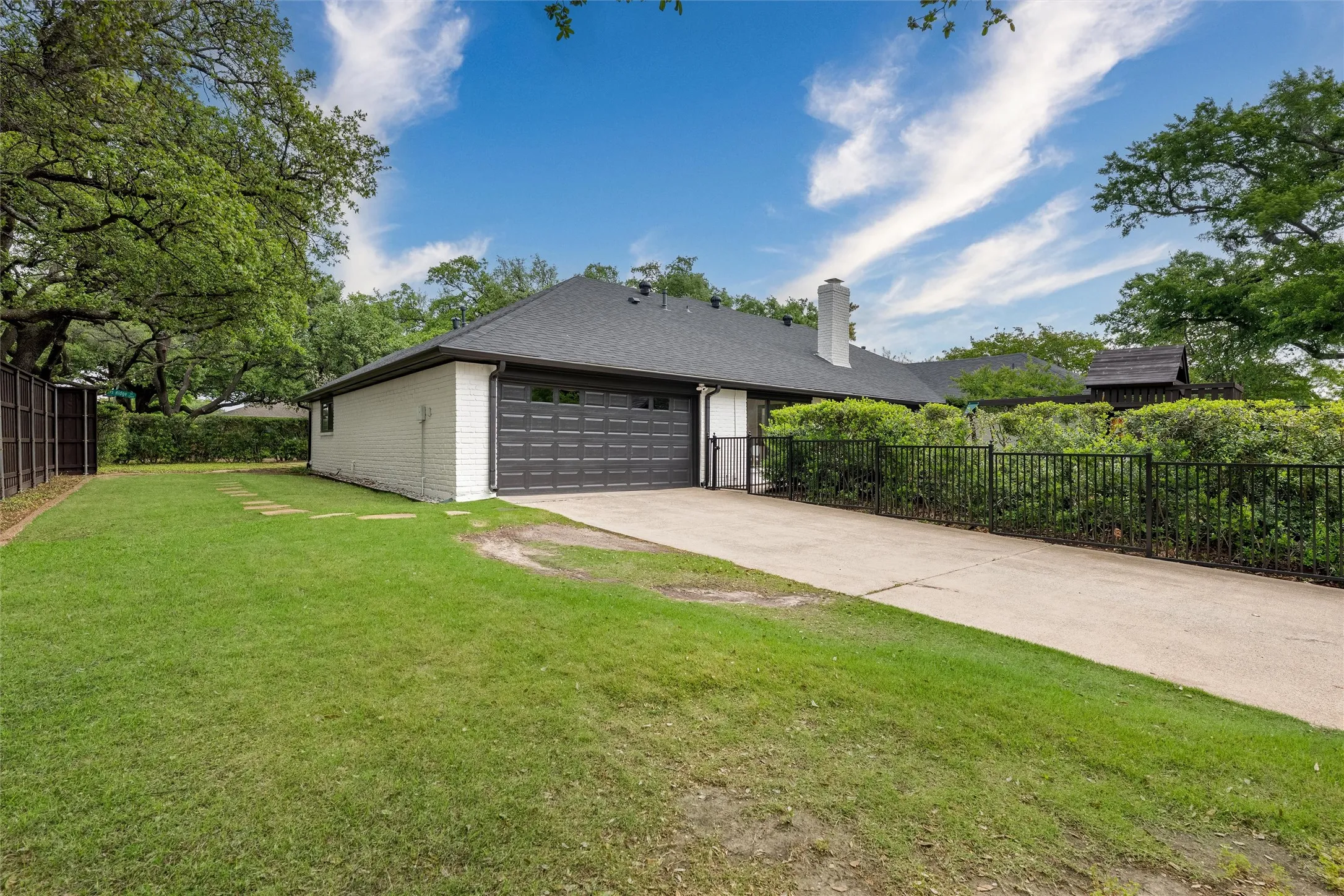 Single Family Residence For Sale in Dallas County , 7108 Hunters Ridge Drive, Dallas, Texas 75248, 4 Bedroom, 4 Bathroom, 2 Garage spaces, 3,415 Sqft, built in 1972, mls#21391203, Real Estate Agent in Dallas, Homes For Sale in Dallas county, Homes For Sale in Dallas, Realtor in Dallas Texas, Real Estate Brokerage Independent Realty Texas, Luminita Cordes Realtor