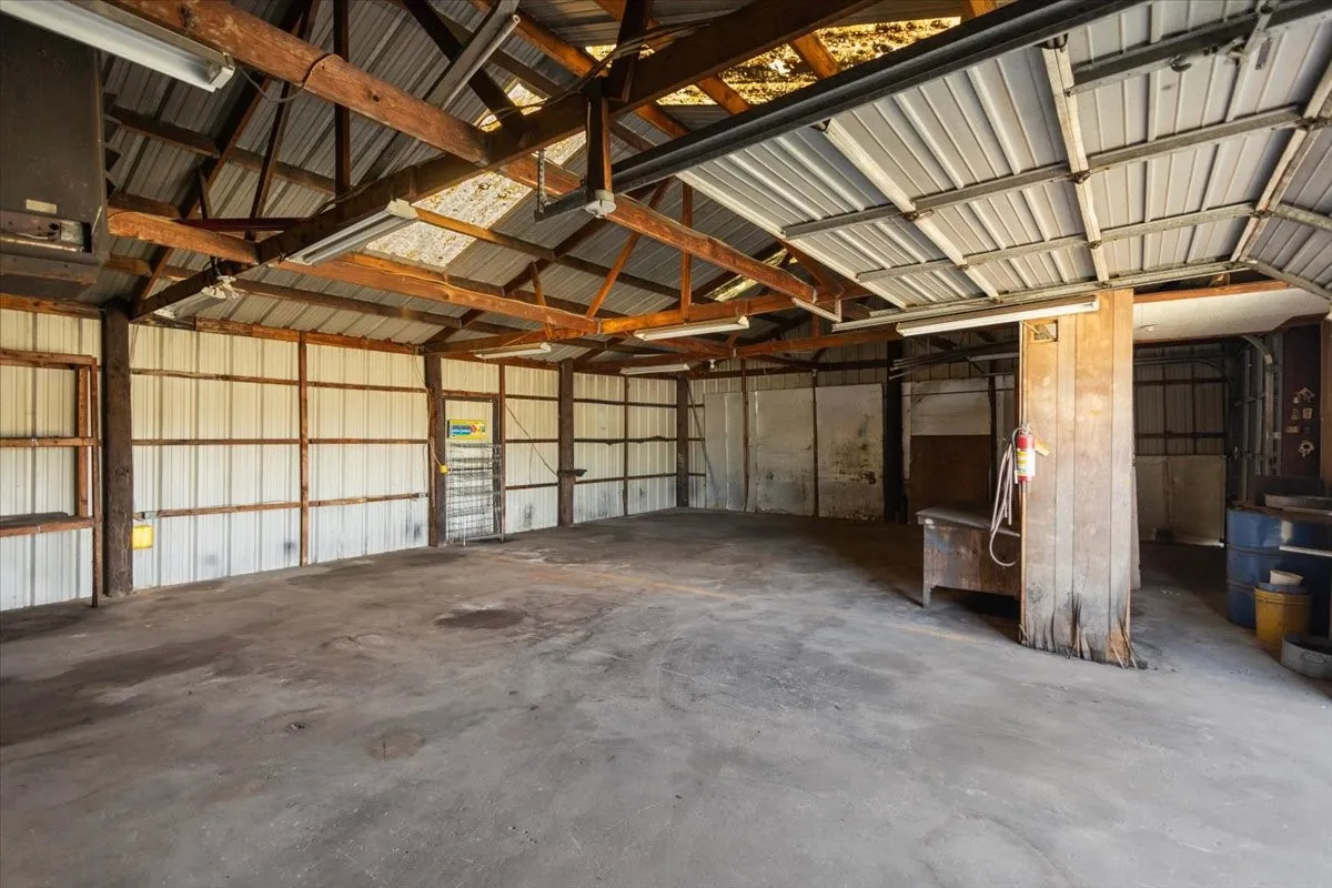 Warehouse For Sale in Smith County , 11041 US Highway 69 Highway N, Tyler, Texas 75706, 0, 0, Garage spaces, 0 Sqft, built in 1977, mls#21390845, Real Estate Agent in Tyler, Homes For Sale in Smith county, Homes For Sale in Tyler, Realtor in Tyler Texas, Real Estate Brokerage Independent Realty Texas, Luminita Cordes Realtor