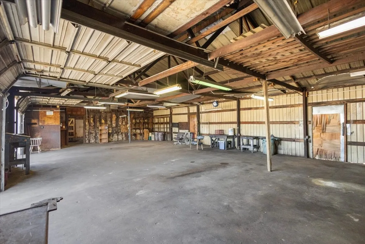 Warehouse For Sale in Smith County , 11041 US Highway 69 Highway N, Tyler, Texas 75706, 0, 0, Garage spaces, 0 Sqft, built in 1977, mls#21390845, Real Estate Agent in Tyler, Homes For Sale in Smith county, Homes For Sale in Tyler, Realtor in Tyler Texas, Real Estate Brokerage Independent Realty Texas, Luminita Cordes Realtor