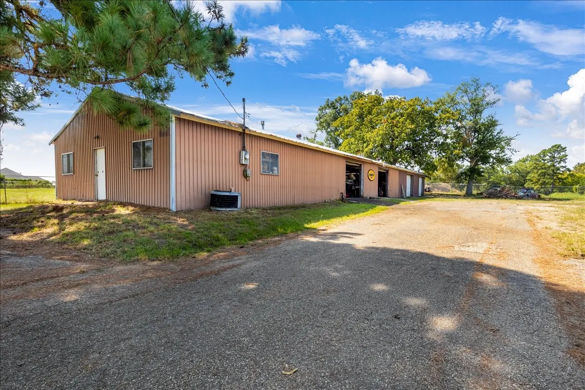 Warehouse For Sale in Smith County , 11041 US Highway 69 Highway N, Tyler, Texas 75706, 0, 0, Garage spaces, 0 Sqft, built in 1977, mls#21390845, Real Estate Agent in Tyler, Homes For Sale in Smith county, Homes For Sale in Tyler, Realtor in Tyler Texas, Real Estate Brokerage Independent Realty Texas, Luminita Cordes Realtor