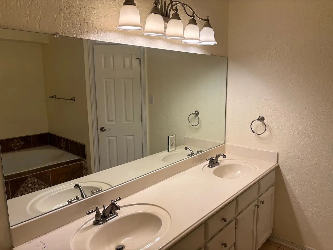 Single Family Residence For Rent in Tarrant County , 8109 Fox Chase Drive, Fort Worth, Texas 76137, 3 Bedroom, 2 Bathroom, 2 Garage spaces, 1,715 Sqft, built in 1999, mls#21383301, Real Estate Agent in Fort Worth, Homes For Rent in Tarrant county, Homes For Rent in Fort Worth, Realtor in Fort Worth Texas, Real Estate Brokerage Independent Realty Texas, Luminita Cordes Realtor