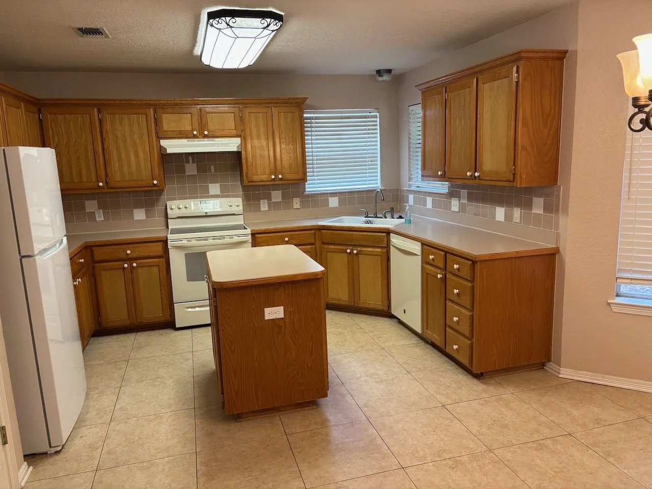 Single Family Residence For Rent in Tarrant County , 8109 Fox Chase Drive, Fort Worth, Texas 76137, 3 Bedroom, 2 Bathroom, 2 Garage spaces, 1,715 Sqft, built in 1999, mls#21383301, Real Estate Agent in Fort Worth, Homes For Rent in Tarrant county, Homes For Rent in Fort Worth, Realtor in Fort Worth Texas, Real Estate Brokerage Independent Realty Texas, Luminita Cordes Realtor