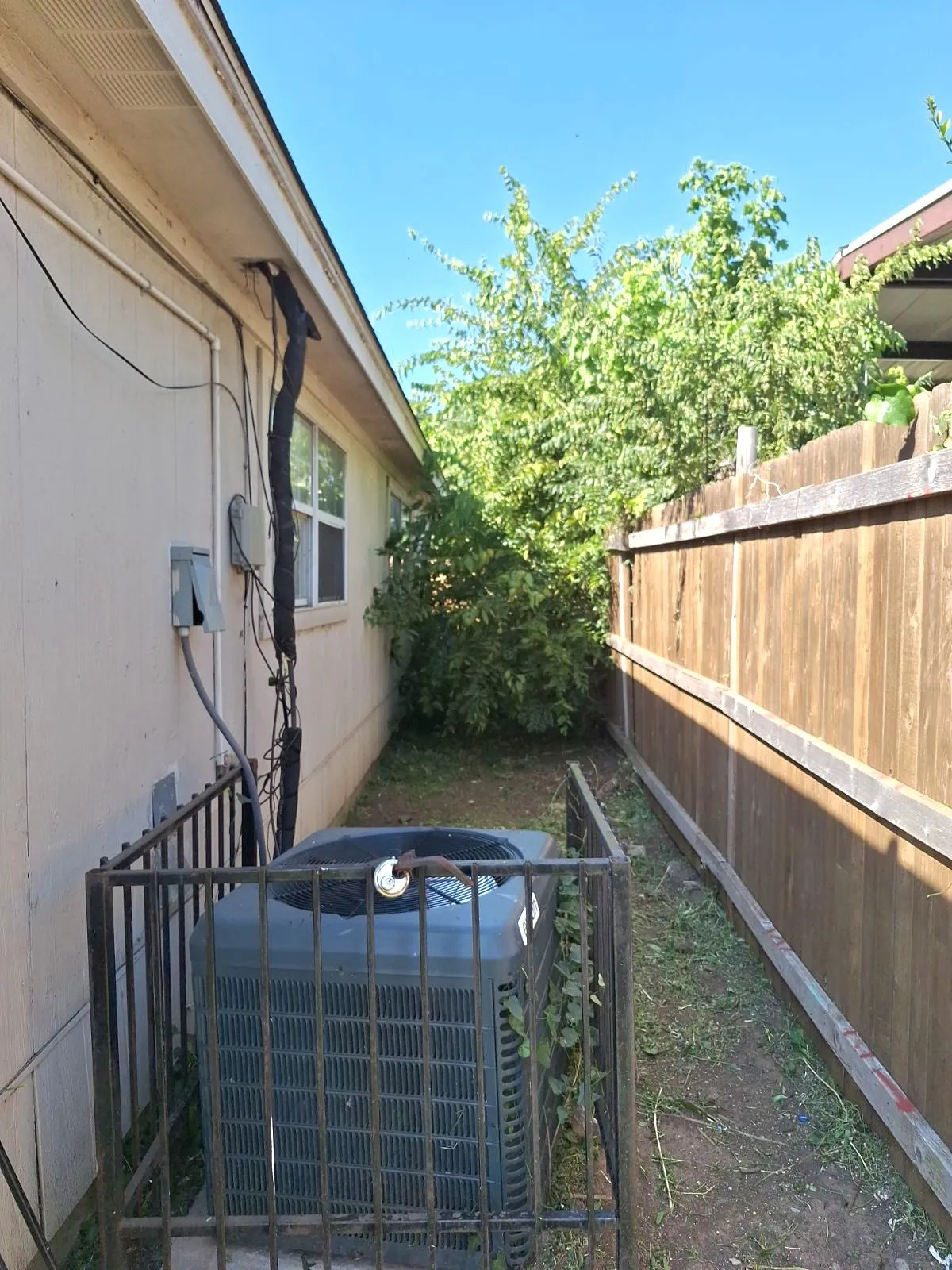 Duplex For Rent in Tarrant County , 5017 Chapman Street 5019, Fort Worth, Texas 76105, 4 Bedroom, 2 Bathroom, Garage spaces, 1,146 Sqft, built in 2006, mls#21391240, Real Estate Agent in Fort Worth, Homes For Rent in Tarrant county, Homes For Rent in Fort Worth, Realtor in Fort Worth Texas, Real Estate Brokerage Independent Realty Texas, Luminita Cordes Realtor