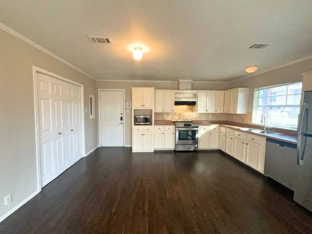 Single Family Residence For Sale in Dallas County , 2511 Kavasar Drive, Dallas, Texas 75241, 3 Bedroom, 2 Bathroom, Garage spaces, 1,120 Sqft, built in 2003, mls#21387229, Real Estate Agent in Dallas, Homes For Sale in Dallas county, Homes For Sale in Dallas, Realtor in Dallas Texas, Real Estate Brokerage Independent Realty Texas, Luminita Cordes Realtor