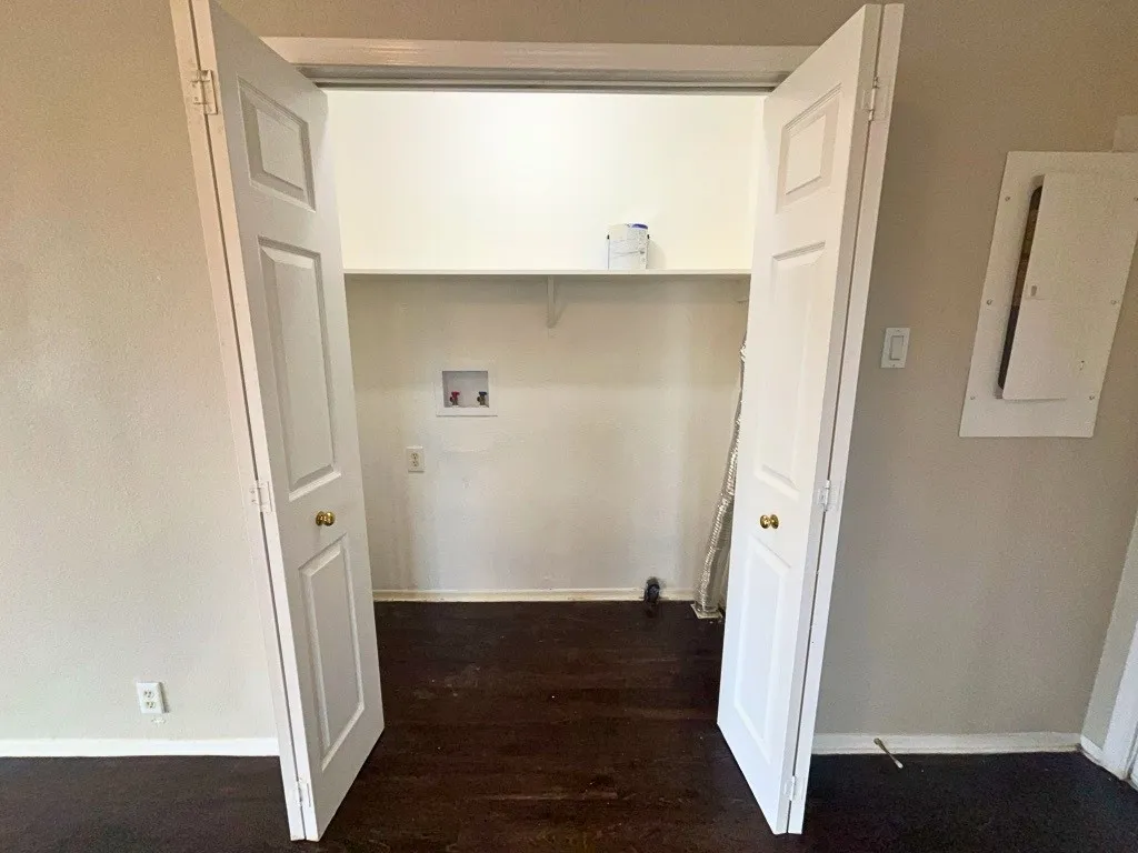 Laundry area with full-size washer & dryer connections
