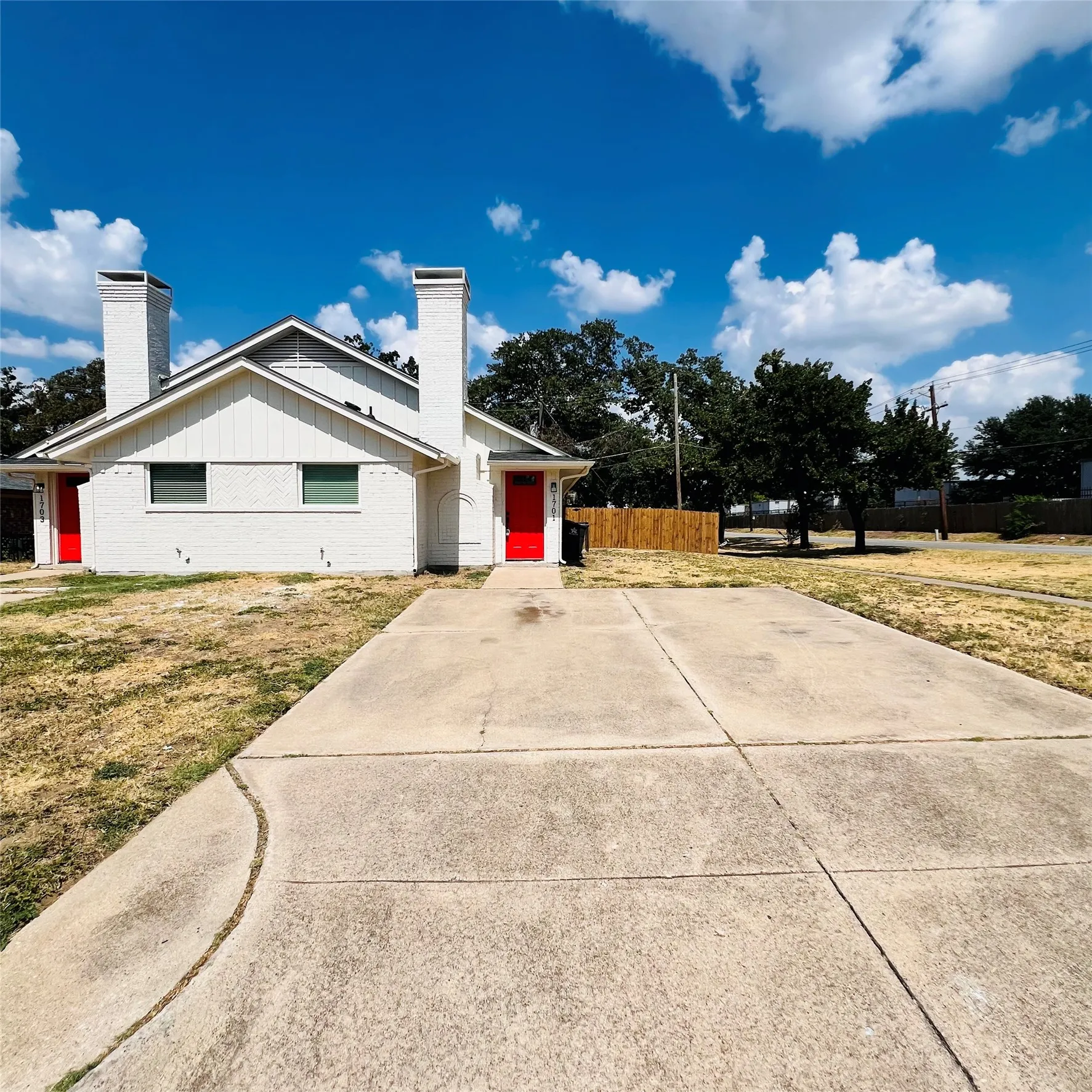 Duplex For Rent in Tarrant County , 1701 Justin Lyn Street, Arlington, Texas 76012, 2 Bedroom, 1 Bathroom, Garage spaces, 773 Sqft, built in 1981, mls#21391241, Real Estate Agent in Arlington, Homes For Rent in Tarrant county, Homes For Rent in Arlington, Realtor in Arlington Texas, Real Estate Brokerage Independent Realty Texas, Luminita Cordes Realtor