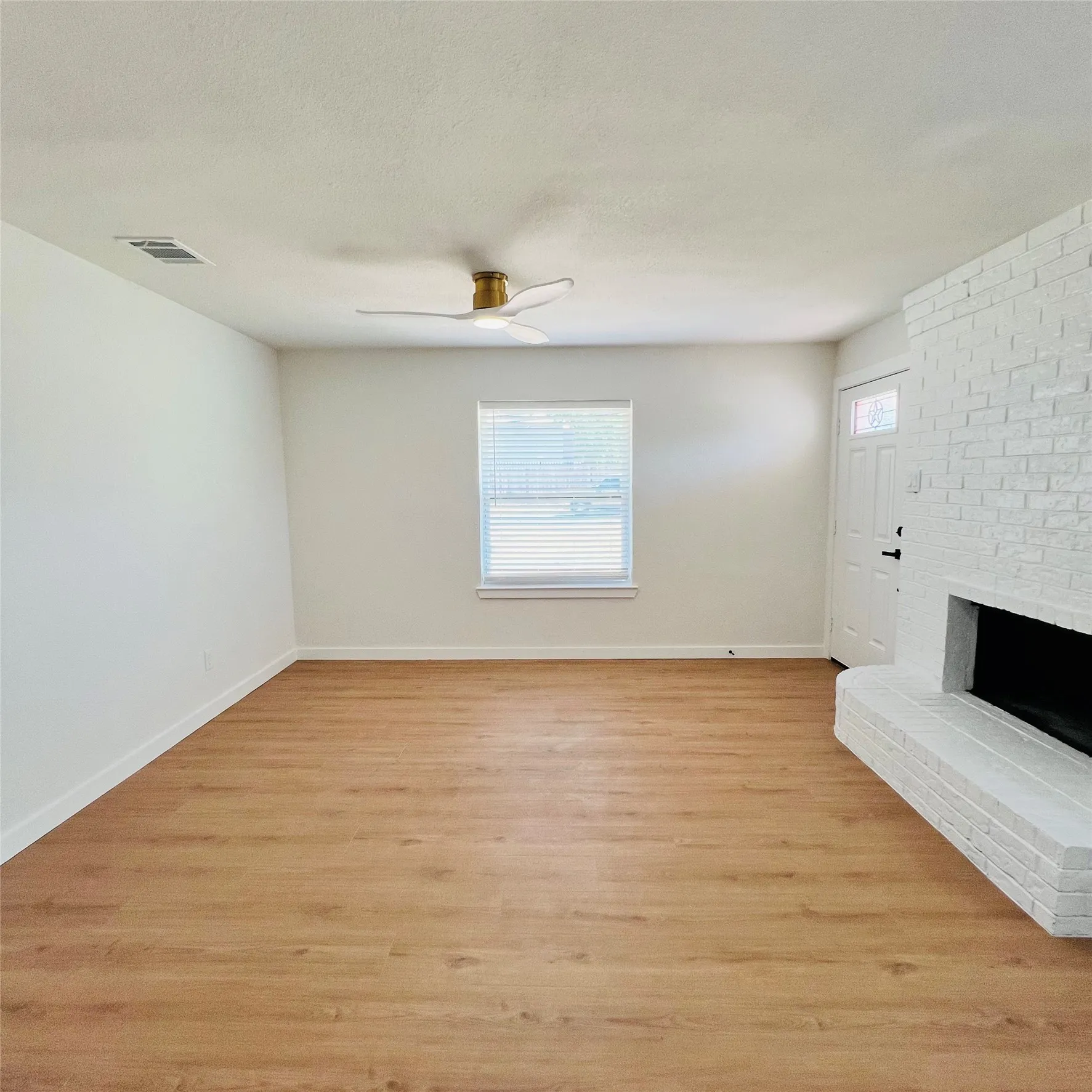Duplex For Rent in Tarrant County , 1701 Justin Lyn Street, Arlington, Texas 76012, 2 Bedroom, 1 Bathroom, Garage spaces, 773 Sqft, built in 1981, mls#21391241, Real Estate Agent in Arlington, Homes For Rent in Tarrant county, Homes For Rent in Arlington, Realtor in Arlington Texas, Real Estate Brokerage Independent Realty Texas, Luminita Cordes Realtor