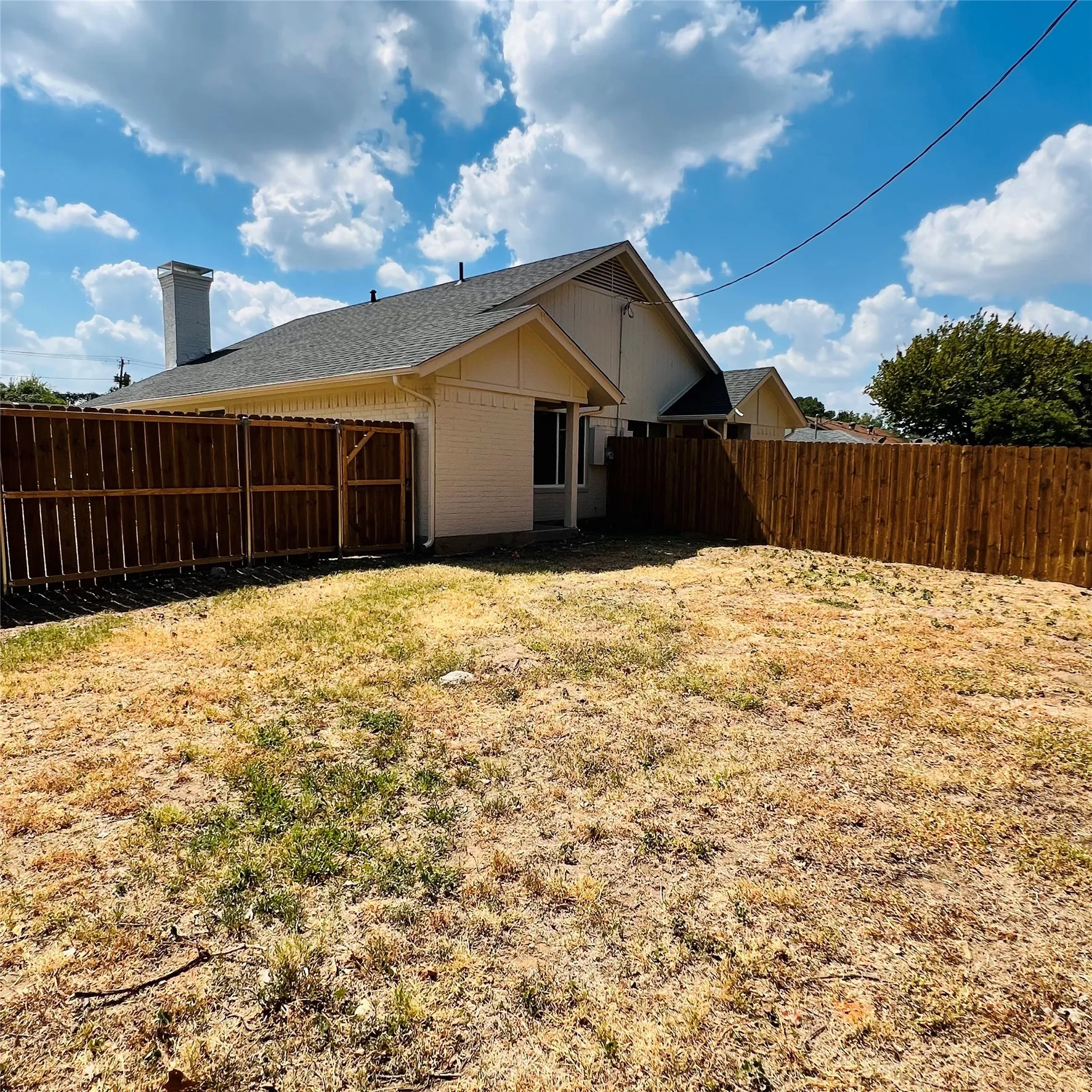 Duplex For Rent in Tarrant County , 1701 Justin Lyn Street, Arlington, Texas 76012, 2 Bedroom, 1 Bathroom, Garage spaces, 773 Sqft, built in 1981, mls#21391241, Real Estate Agent in Arlington, Homes For Rent in Tarrant county, Homes For Rent in Arlington, Realtor in Arlington Texas, Real Estate Brokerage Independent Realty Texas, Luminita Cordes Realtor