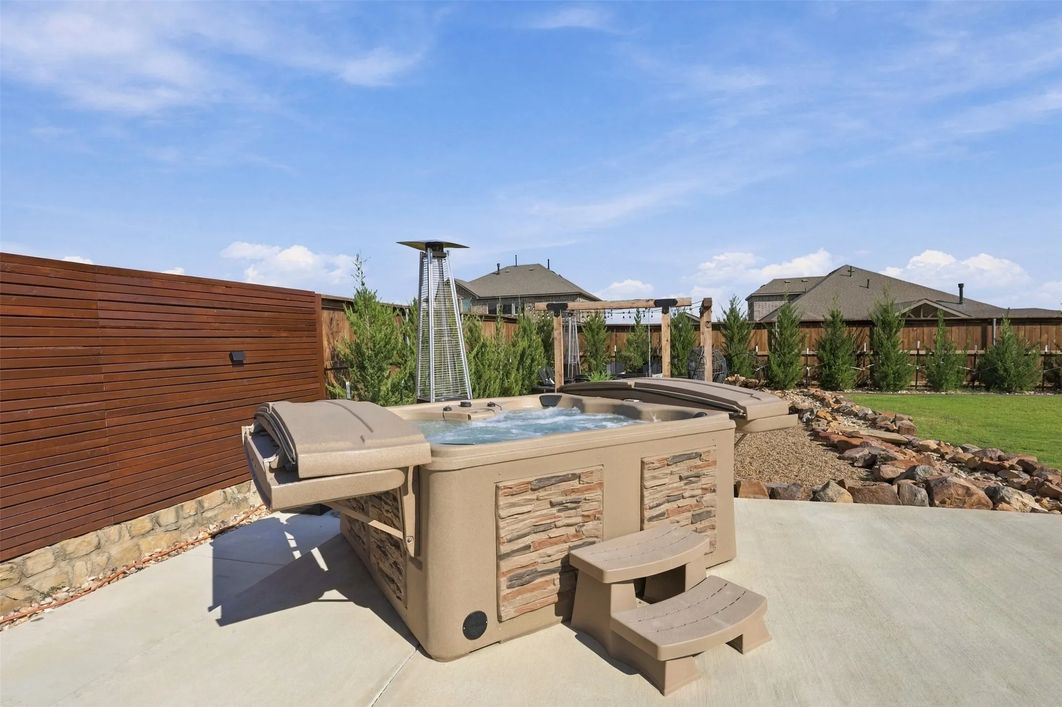 Enjoy evenings in your luxurious hot tub in cool evenings surrounded by standing heaters