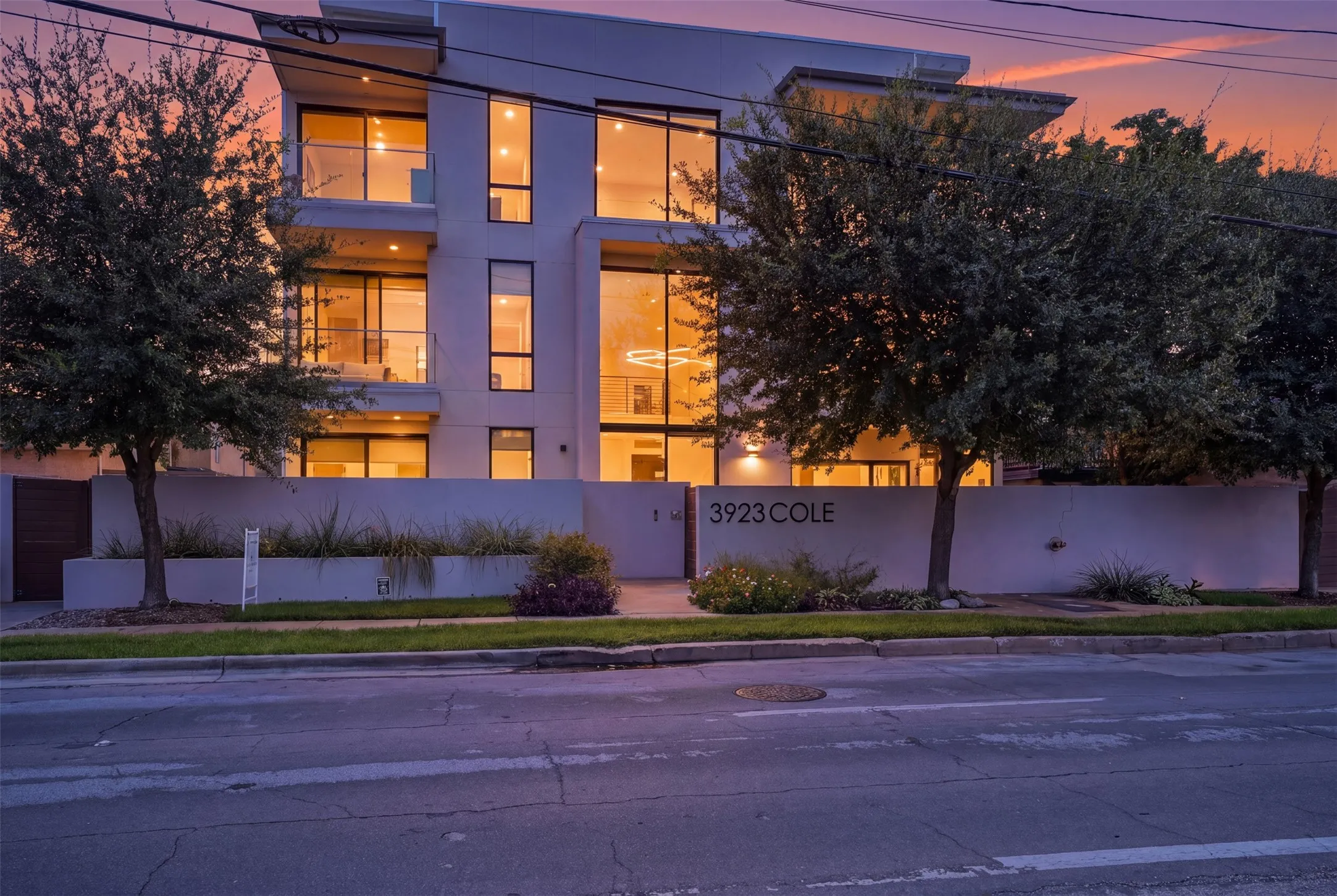 Condominium For Sale in Dallas County , 3923 Cole Avenue 201, Dallas, Texas 75204, 2 Bedroom, 3 Bathroom, 2 Garage spaces, 1,902 Sqft, built in 2016, mls#21381284, Real Estate Agent in Dallas, Homes For Sale in Dallas county, Homes For Sale in Dallas, Realtor in Dallas Texas, Real Estate Brokerage Independent Realty Texas, Luminita Cordes Realtor