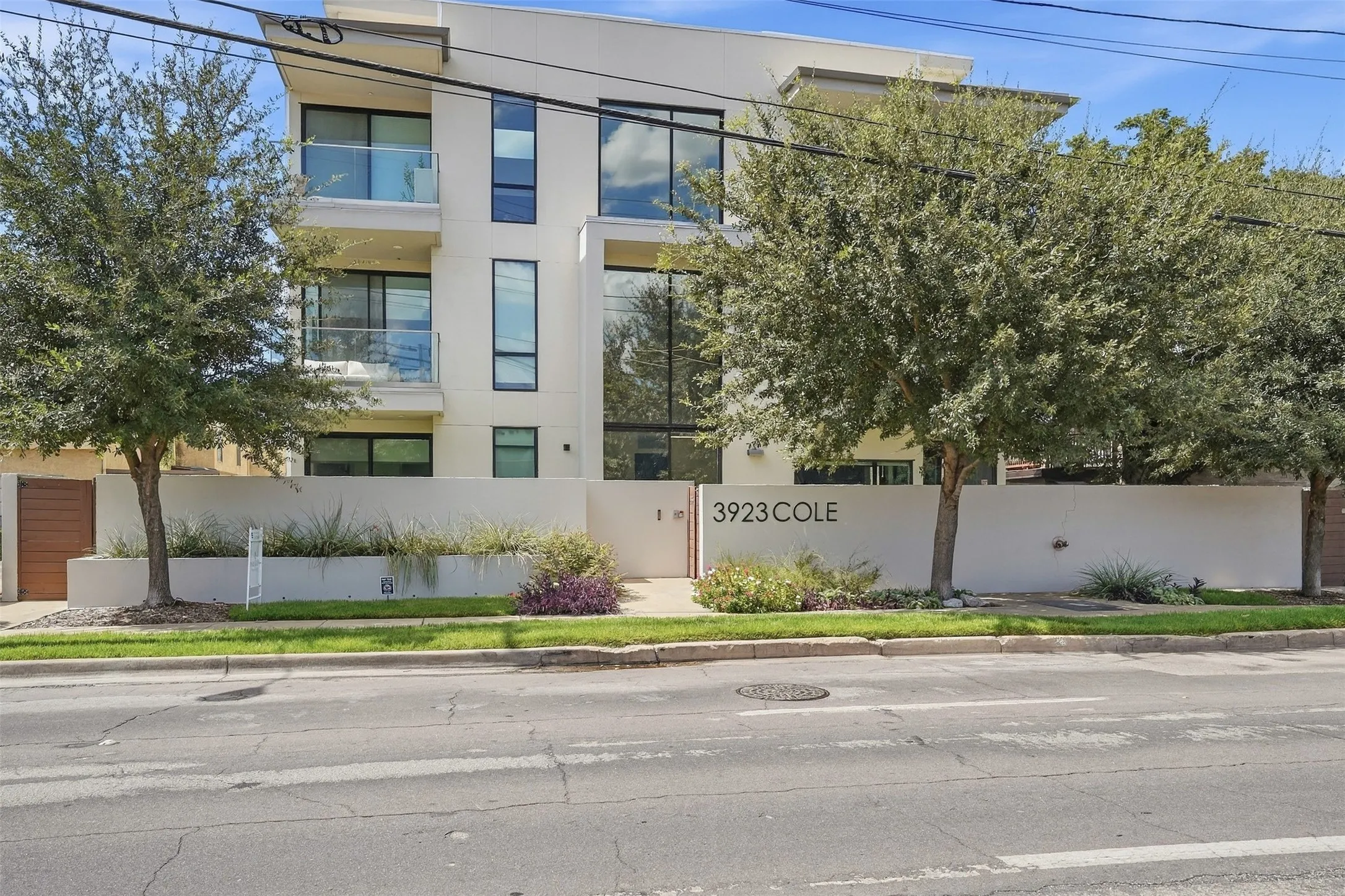 Condominium For Sale in Dallas County , 3923 Cole Avenue 201, Dallas, Texas 75204, 2 Bedroom, 3 Bathroom, 2 Garage spaces, 1,902 Sqft, built in 2016, mls#21381284, Real Estate Agent in Dallas, Homes For Sale in Dallas county, Homes For Sale in Dallas, Realtor in Dallas Texas, Real Estate Brokerage Independent Realty Texas, Luminita Cordes Realtor