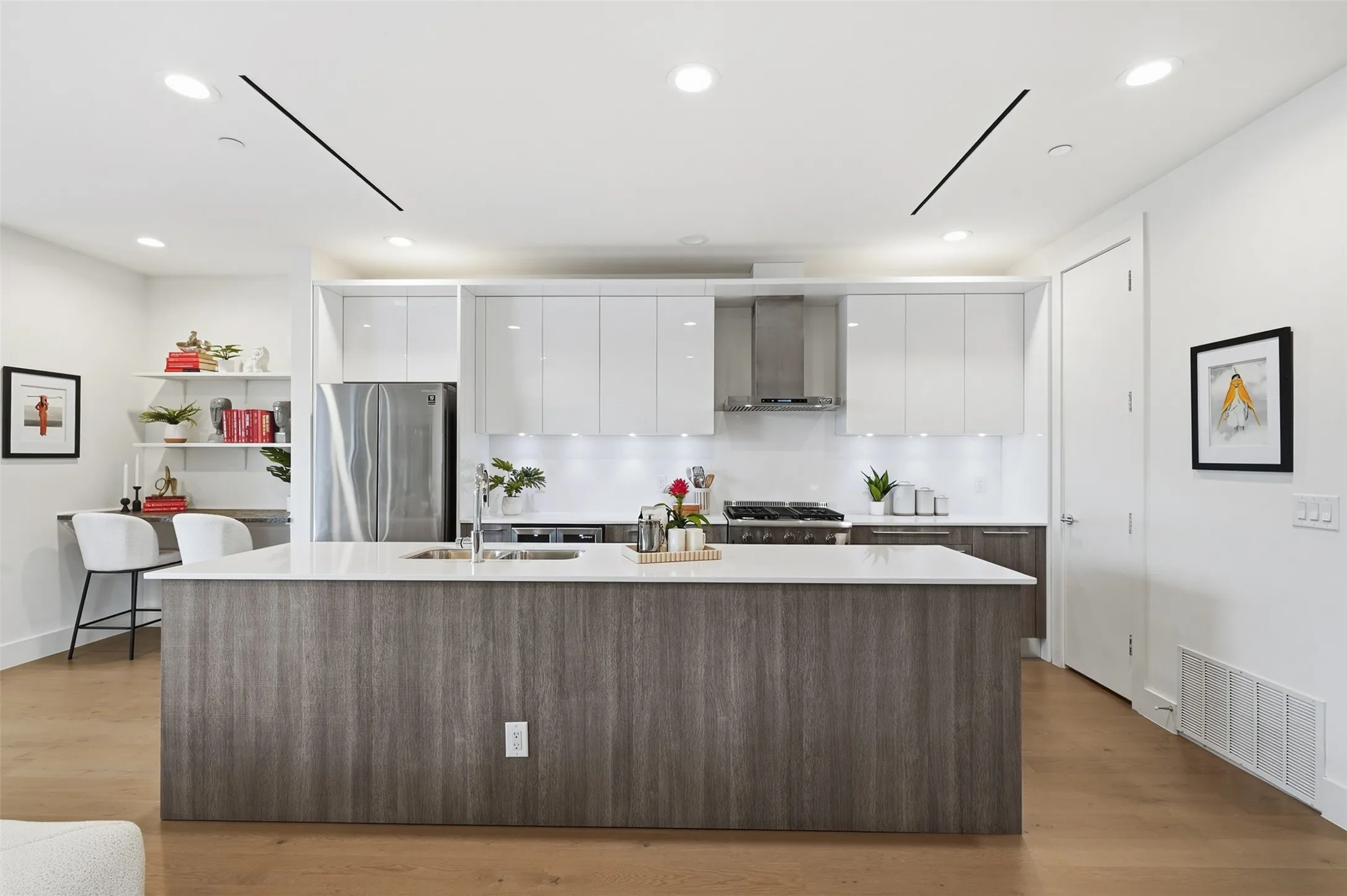 Condominium For Sale in Dallas County , 3923 Cole Avenue 201, Dallas, Texas 75204, 2 Bedroom, 3 Bathroom, 2 Garage spaces, 1,902 Sqft, built in 2016, mls#21381284, Real Estate Agent in Dallas, Homes For Sale in Dallas county, Homes For Sale in Dallas, Realtor in Dallas Texas, Real Estate Brokerage Independent Realty Texas, Luminita Cordes Realtor