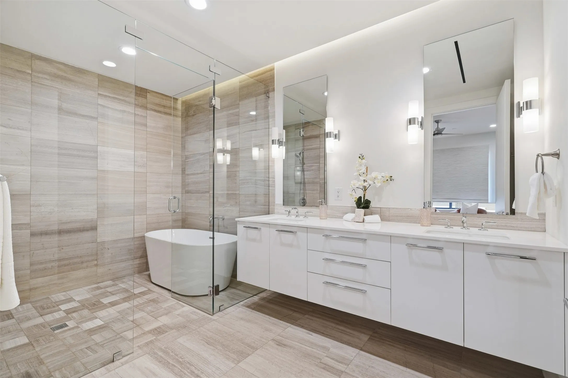 Condominium For Sale in Dallas County , 3923 Cole Avenue 201, Dallas, Texas 75204, 2 Bedroom, 3 Bathroom, 2 Garage spaces, 1,902 Sqft, built in 2016, mls#21381284, Real Estate Agent in Dallas, Homes For Sale in Dallas county, Homes For Sale in Dallas, Realtor in Dallas Texas, Real Estate Brokerage Independent Realty Texas, Luminita Cordes Realtor