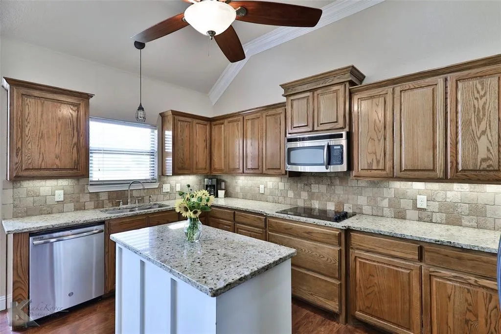Single Family Residence For Sale in Taylor County , 110 White Tail Drive, Tuscola, Texas 79562, 4 Bedroom, 2 Bathroom, 2 Garage spaces, 2,153 Sqft, built in 2010, mls#21391249, Real Estate Agent in Tuscola, Homes For Sale in Taylor county, Homes For Sale in Tuscola, Realtor in Tuscola Texas, Real Estate Brokerage Independent Realty Texas, Luminita Cordes Realtor