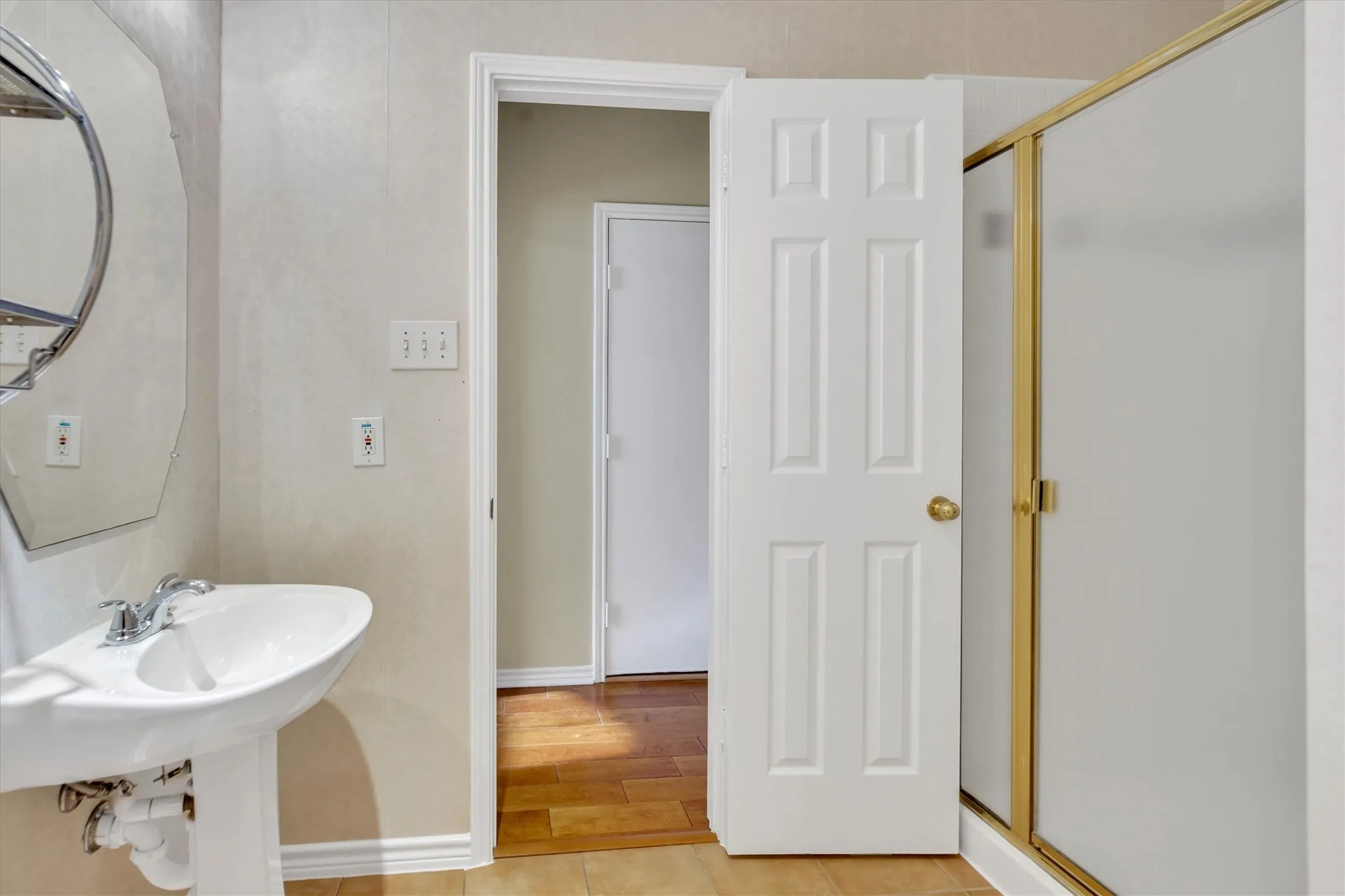 Single Family Residence For Sale in Dallas County , 4213 Forestedge Drive, Grand Prairie, Texas 75052, 4 Bedroom, 3 Bathroom, 2 Garage spaces, 2,532 Sqft, built in 1997, mls#21388386, Real Estate Agent in Grand Prairie, Homes For Sale in Dallas county, Homes For Sale in Grand Prairie, Realtor in Grand Prairie Texas, Real Estate Brokerage Independent Realty Texas, Luminita Cordes Realtor