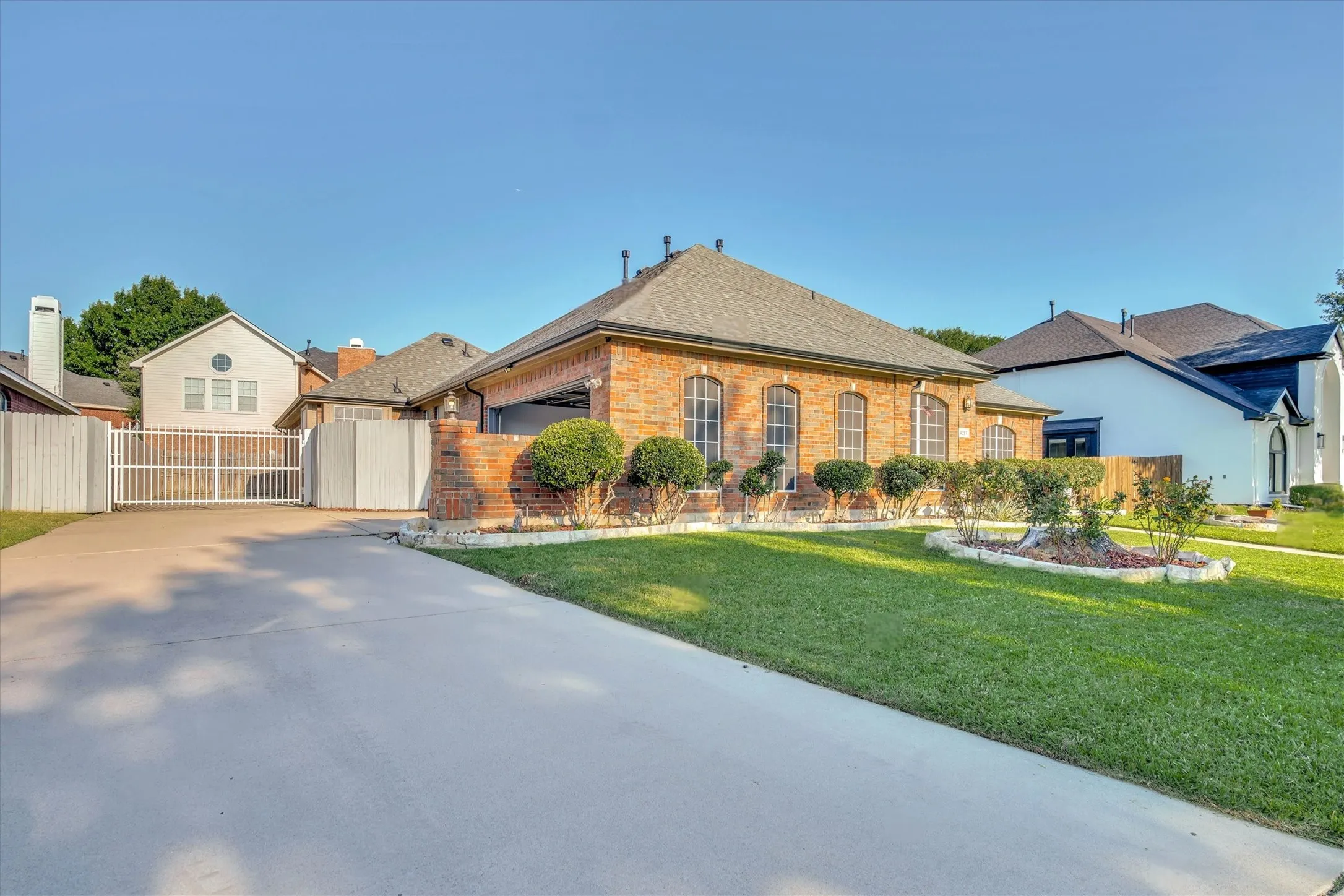 Single Family Residence For Sale in Dallas County , 4213 Forestedge Drive, Grand Prairie, Texas 75052, 4 Bedroom, 3 Bathroom, 2 Garage spaces, 2,532 Sqft, built in 1997, mls#21388386, Real Estate Agent in Grand Prairie, Homes For Sale in Dallas county, Homes For Sale in Grand Prairie, Realtor in Grand Prairie Texas, Real Estate Brokerage Independent Realty Texas, Luminita Cordes Realtor