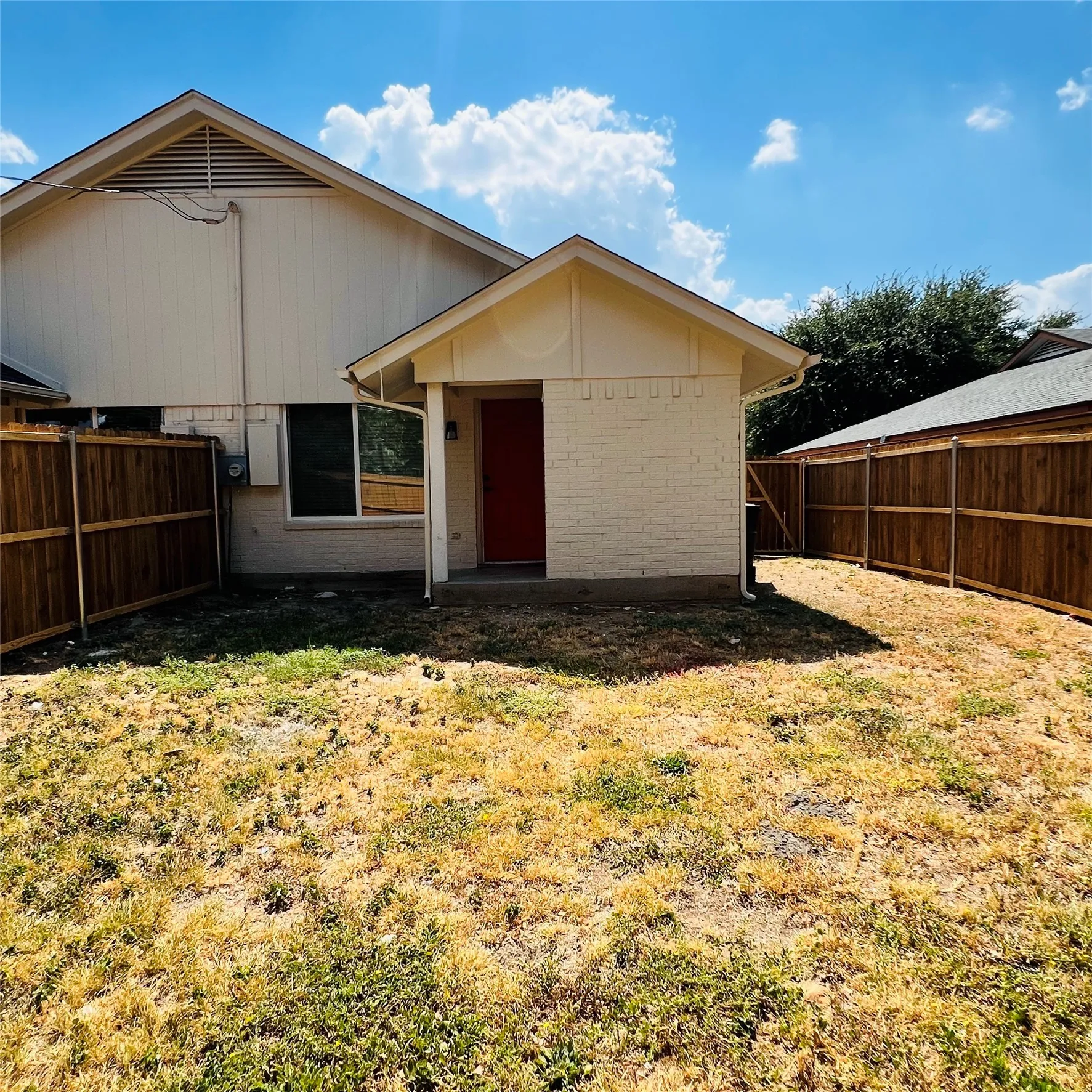 Duplex For Rent in Tarrant County , 1703 Justin Lyn Street, Arlington, Texas 76012, 2 Bedroom, 1 Bathroom, Garage spaces, 773 Sqft, built in 1981, mls#21391253, Real Estate Agent in Arlington, Homes For Rent in Tarrant county, Homes For Rent in Arlington, Realtor in Arlington Texas, Real Estate Brokerage Independent Realty Texas, Luminita Cordes Realtor