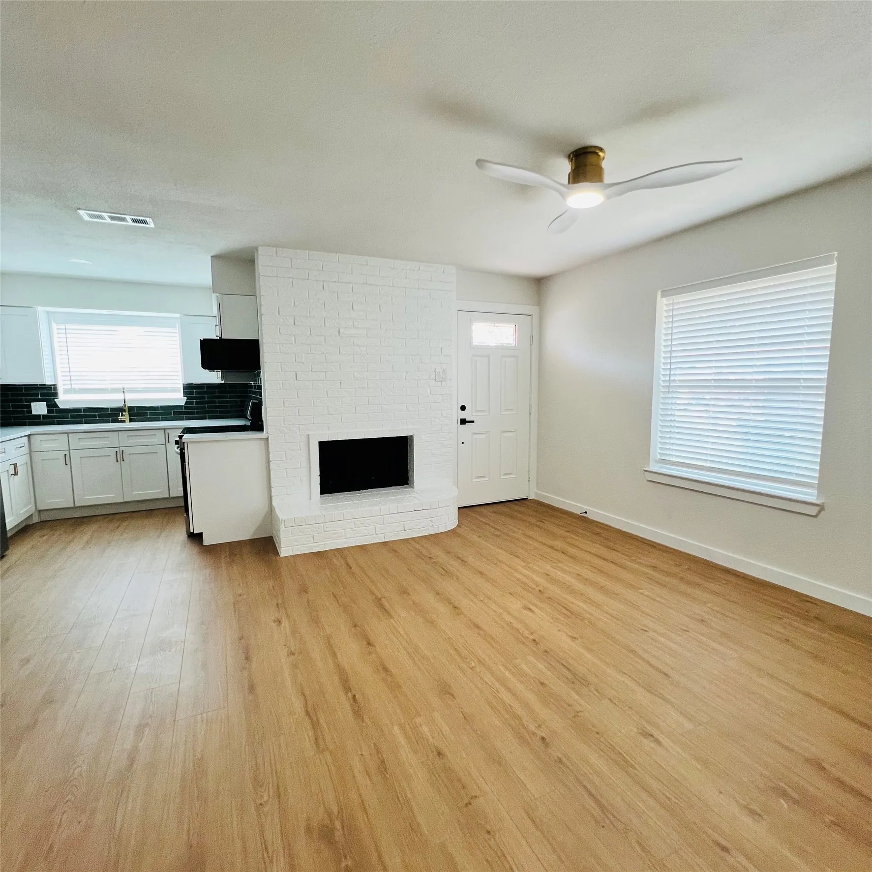 Duplex For Rent in Tarrant County , 1703 Justin Lyn Street, Arlington, Texas 76012, 2 Bedroom, 1 Bathroom, Garage spaces, 773 Sqft, built in 1981, mls#21391253, Real Estate Agent in Arlington, Homes For Rent in Tarrant county, Homes For Rent in Arlington, Realtor in Arlington Texas, Real Estate Brokerage Independent Realty Texas, Luminita Cordes Realtor