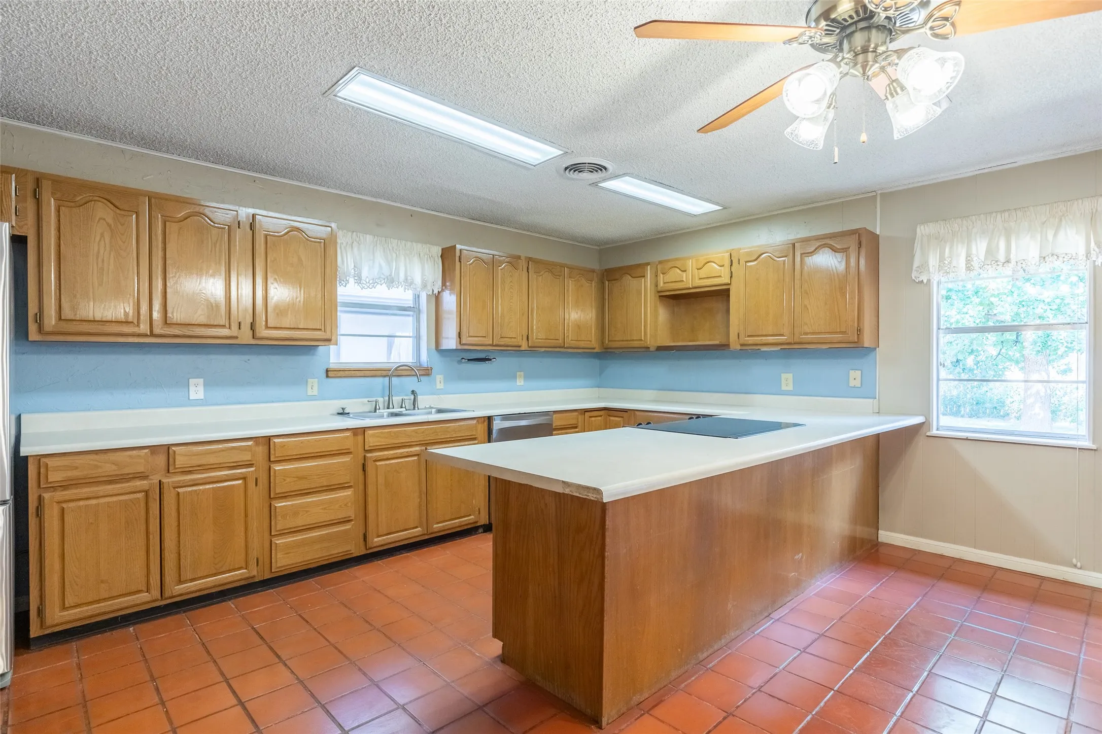 Single Family Residence For Sale in Taylor County , 4018 Brook Hollow Drive, Abilene, Texas 79605, 3 Bedroom, 2 Bathroom, 2 Garage spaces, 2,088 Sqft, built in 1964, mls#21390712, Real Estate Agent in Abilene, Homes For Sale in Taylor county, Homes For Sale in Abilene, Realtor in Abilene Texas, Real Estate Brokerage Independent Realty Texas, Luminita Cordes Realtor