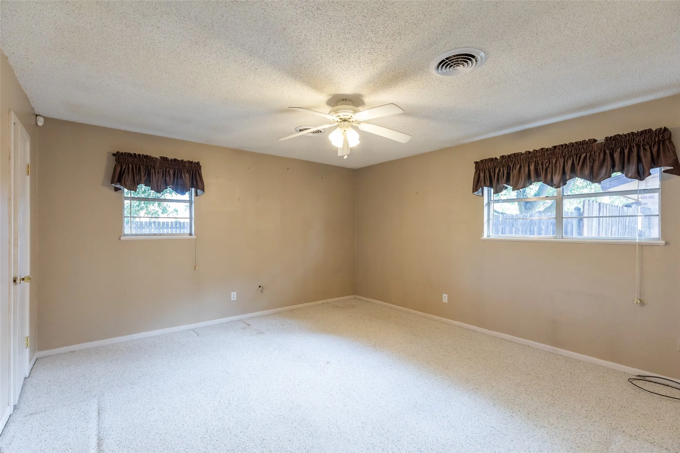 Single Family Residence For Sale in Taylor County , 4018 Brook Hollow Drive, Abilene, Texas 79605, 3 Bedroom, 2 Bathroom, 2 Garage spaces, 2,088 Sqft, built in 1964, mls#21390712, Real Estate Agent in Abilene, Homes For Sale in Taylor county, Homes For Sale in Abilene, Realtor in Abilene Texas, Real Estate Brokerage Independent Realty Texas, Luminita Cordes Realtor