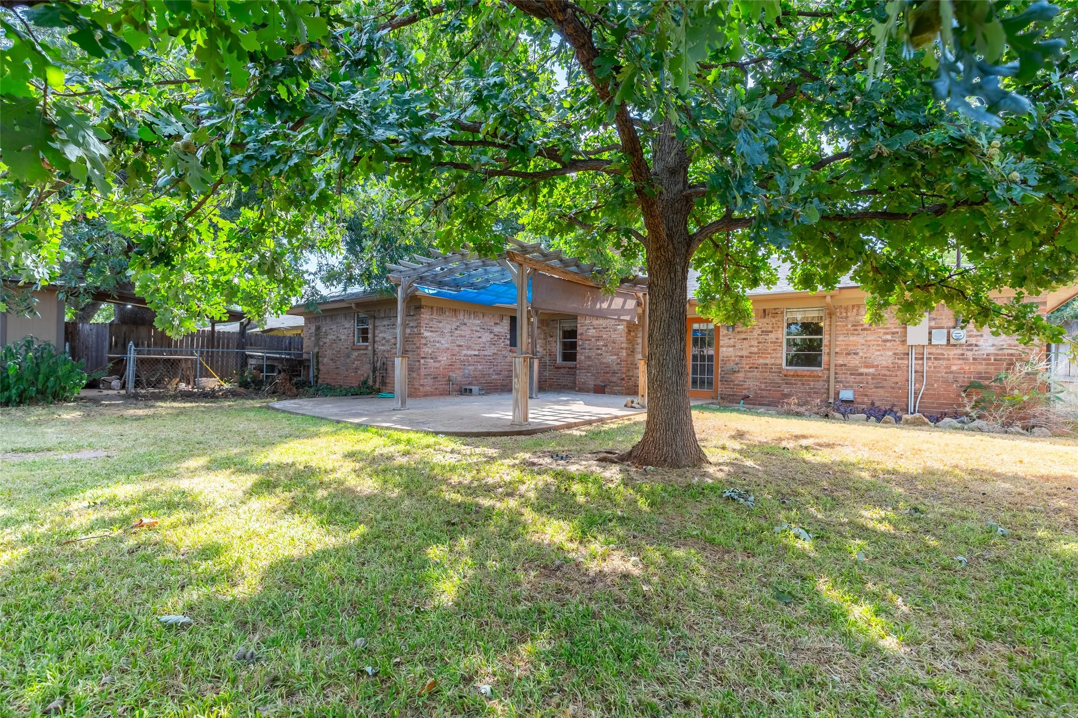 Single Family Residence For Sale in Taylor County , 4018 Brook Hollow Drive, Abilene, Texas 79605, 3 Bedroom, 2 Bathroom, 2 Garage spaces, 2,088 Sqft, built in 1964, mls#21390712, Real Estate Agent in Abilene, Homes For Sale in Taylor county, Homes For Sale in Abilene, Realtor in Abilene Texas, Real Estate Brokerage Independent Realty Texas, Luminita Cordes Realtor