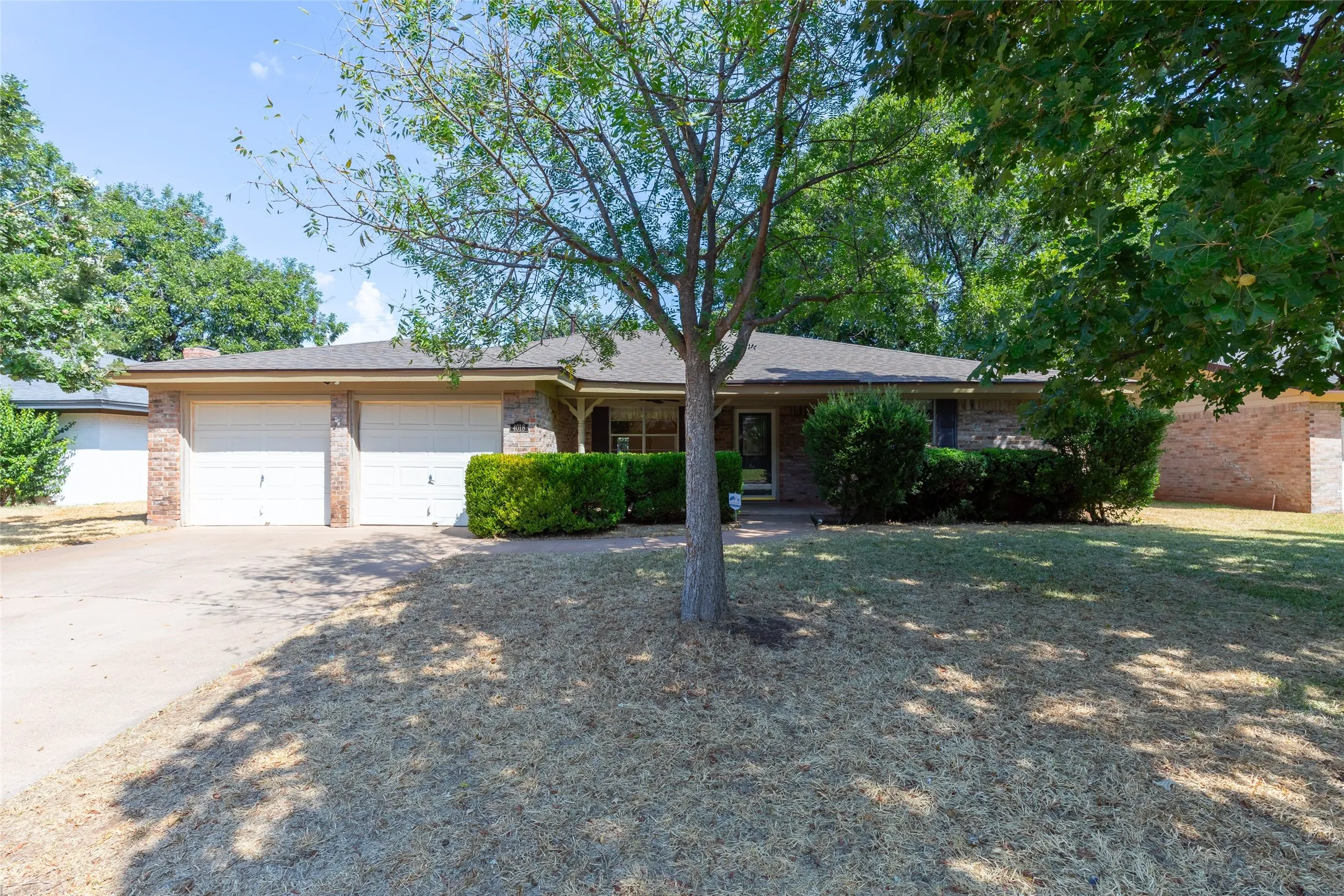 Single Family Residence For Sale in Taylor County , 4018 Brook Hollow Drive, Abilene, Texas 79605, 3 Bedroom, 2 Bathroom, 2 Garage spaces, 2,088 Sqft, built in 1964, mls#21390712, Real Estate Agent in Abilene, Homes For Sale in Taylor county, Homes For Sale in Abilene, Realtor in Abilene Texas, Real Estate Brokerage Independent Realty Texas, Luminita Cordes Realtor