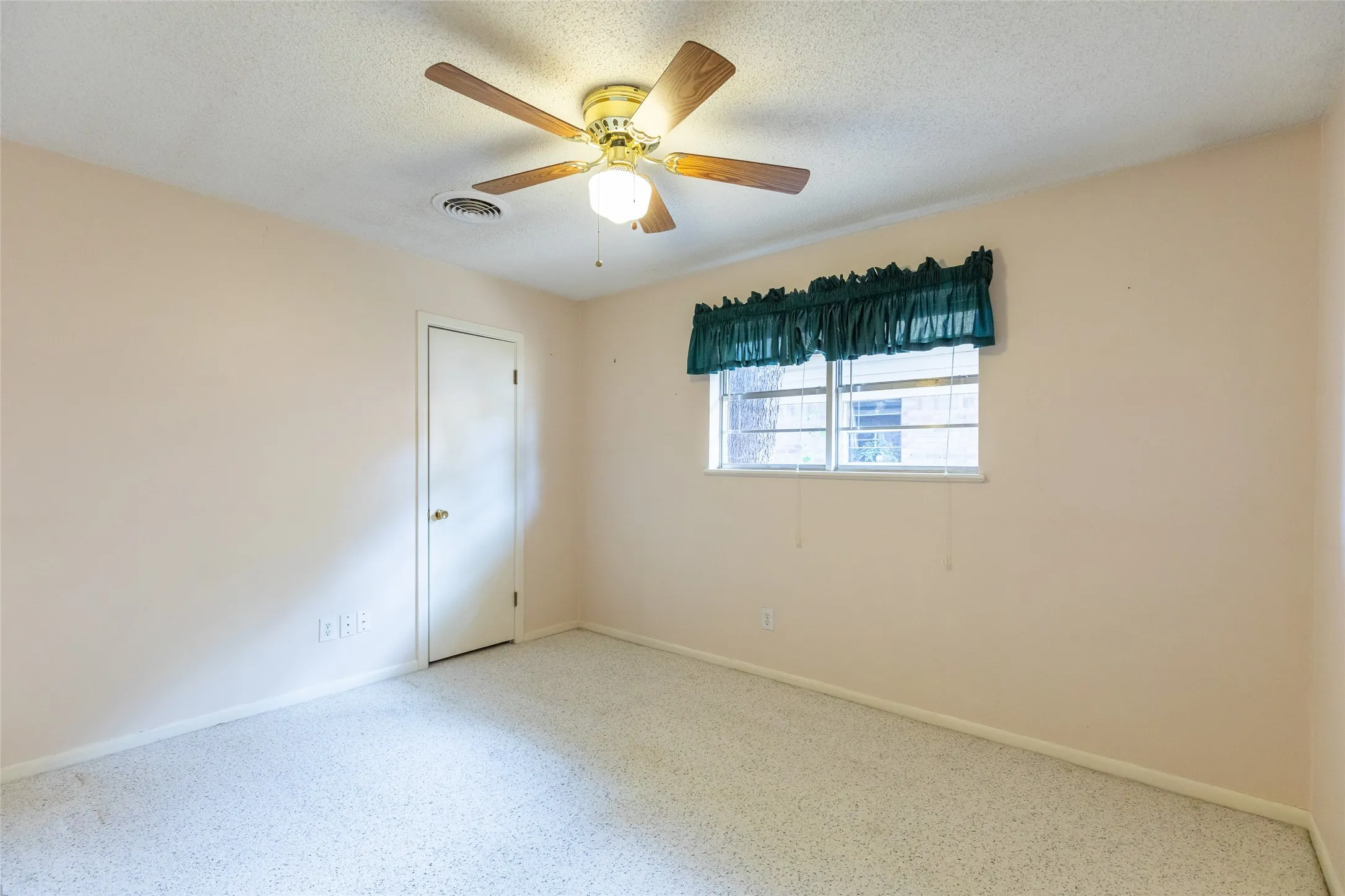 Single Family Residence For Sale in Taylor County , 4018 Brook Hollow Drive, Abilene, Texas 79605, 3 Bedroom, 2 Bathroom, 2 Garage spaces, 2,088 Sqft, built in 1964, mls#21390712, Real Estate Agent in Abilene, Homes For Sale in Taylor county, Homes For Sale in Abilene, Realtor in Abilene Texas, Real Estate Brokerage Independent Realty Texas, Luminita Cordes Realtor