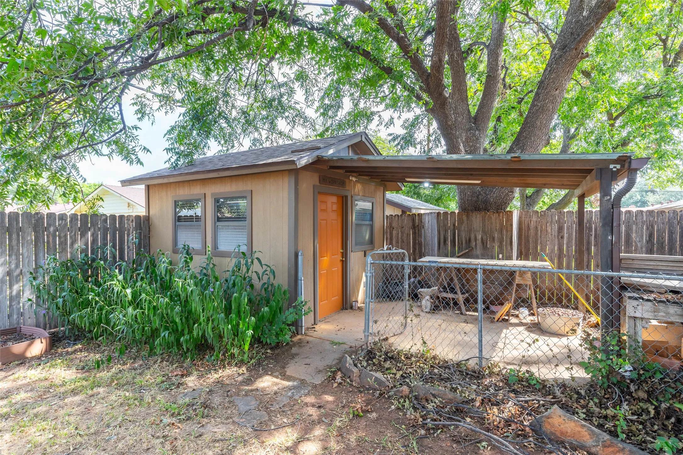 Single Family Residence For Sale in Taylor County , 4018 Brook Hollow Drive, Abilene, Texas 79605, 3 Bedroom, 2 Bathroom, 2 Garage spaces, 2,088 Sqft, built in 1964, mls#21390712, Real Estate Agent in Abilene, Homes For Sale in Taylor county, Homes For Sale in Abilene, Realtor in Abilene Texas, Real Estate Brokerage Independent Realty Texas, Luminita Cordes Realtor