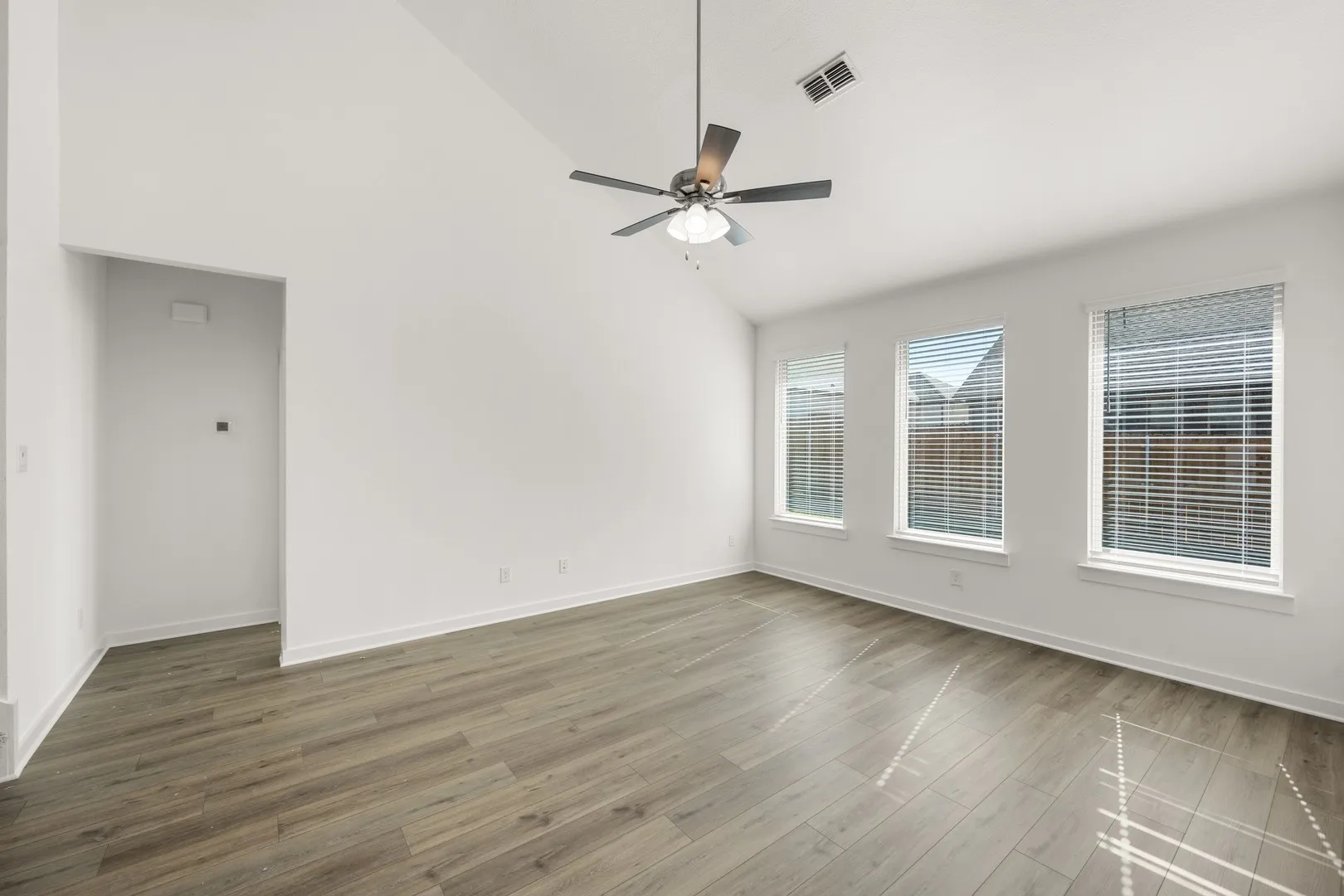18_6937 Freight Train- Living Room-1