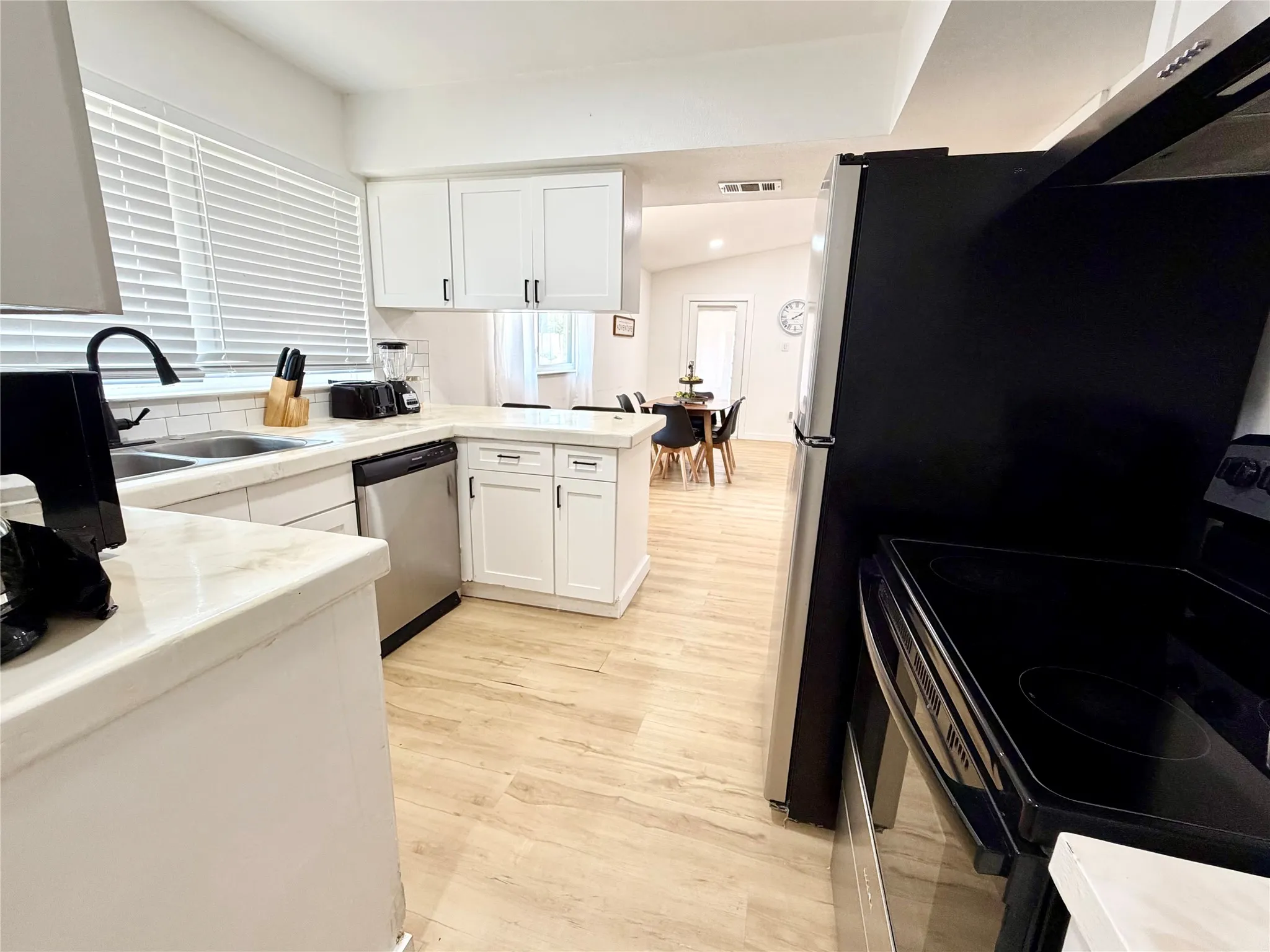 Single Family Residence For Rent in Dallas County , 12319 High Meadow Drive, Dallas, Texas 75234, 5 Bedroom, 2 Bathroom, 2 Garage spaces, 2,106 Sqft, built in 1962, mls#21389904, Real Estate Agent in Dallas, Homes For Rent in Dallas county, Homes For Rent in Dallas, Realtor in Dallas Texas, Real Estate Brokerage Independent Realty Texas, Luminita Cordes Realtor