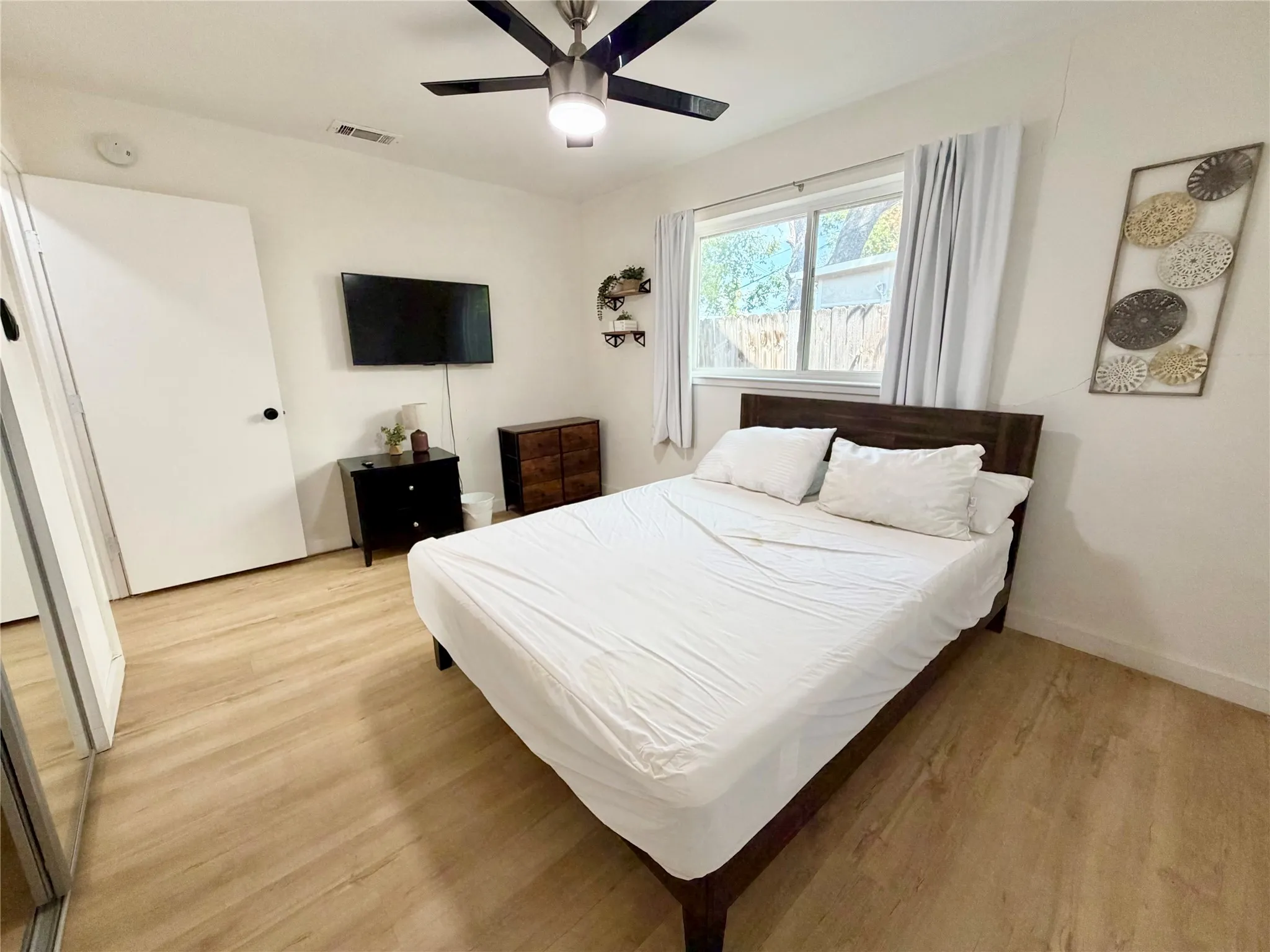 Single Family Residence For Rent in Dallas County , 12319 High Meadow Drive, Dallas, Texas 75234, 5 Bedroom, 2 Bathroom, 2 Garage spaces, 2,106 Sqft, built in 1962, mls#21389904, Real Estate Agent in Dallas, Homes For Rent in Dallas county, Homes For Rent in Dallas, Realtor in Dallas Texas, Real Estate Brokerage Independent Realty Texas, Luminita Cordes Realtor