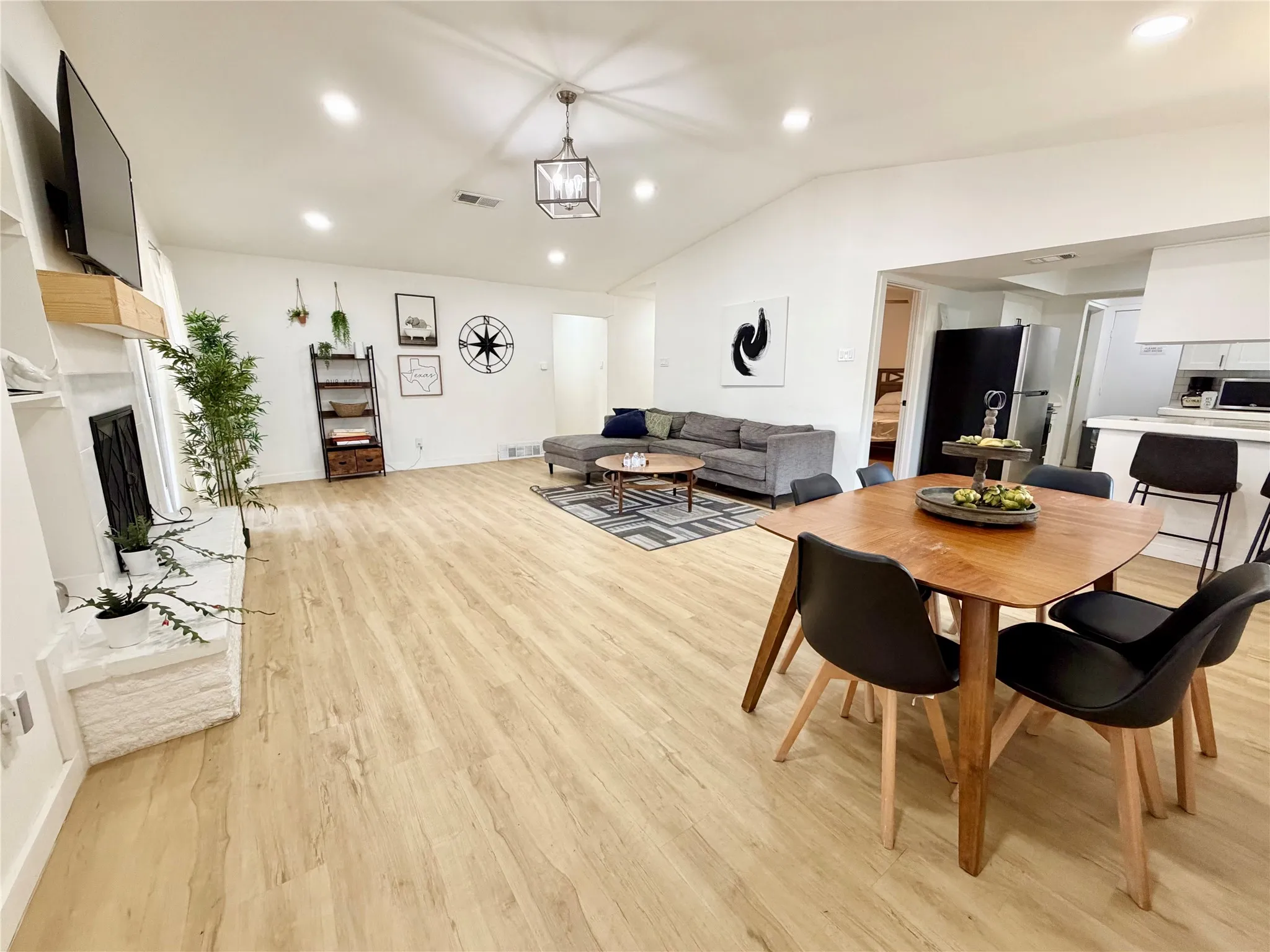 Single Family Residence For Rent in Dallas County , 12319 High Meadow Drive, Dallas, Texas 75234, 5 Bedroom, 2 Bathroom, 2 Garage spaces, 2,106 Sqft, built in 1962, mls#21389904, Real Estate Agent in Dallas, Homes For Rent in Dallas county, Homes For Rent in Dallas, Realtor in Dallas Texas, Real Estate Brokerage Independent Realty Texas, Luminita Cordes Realtor