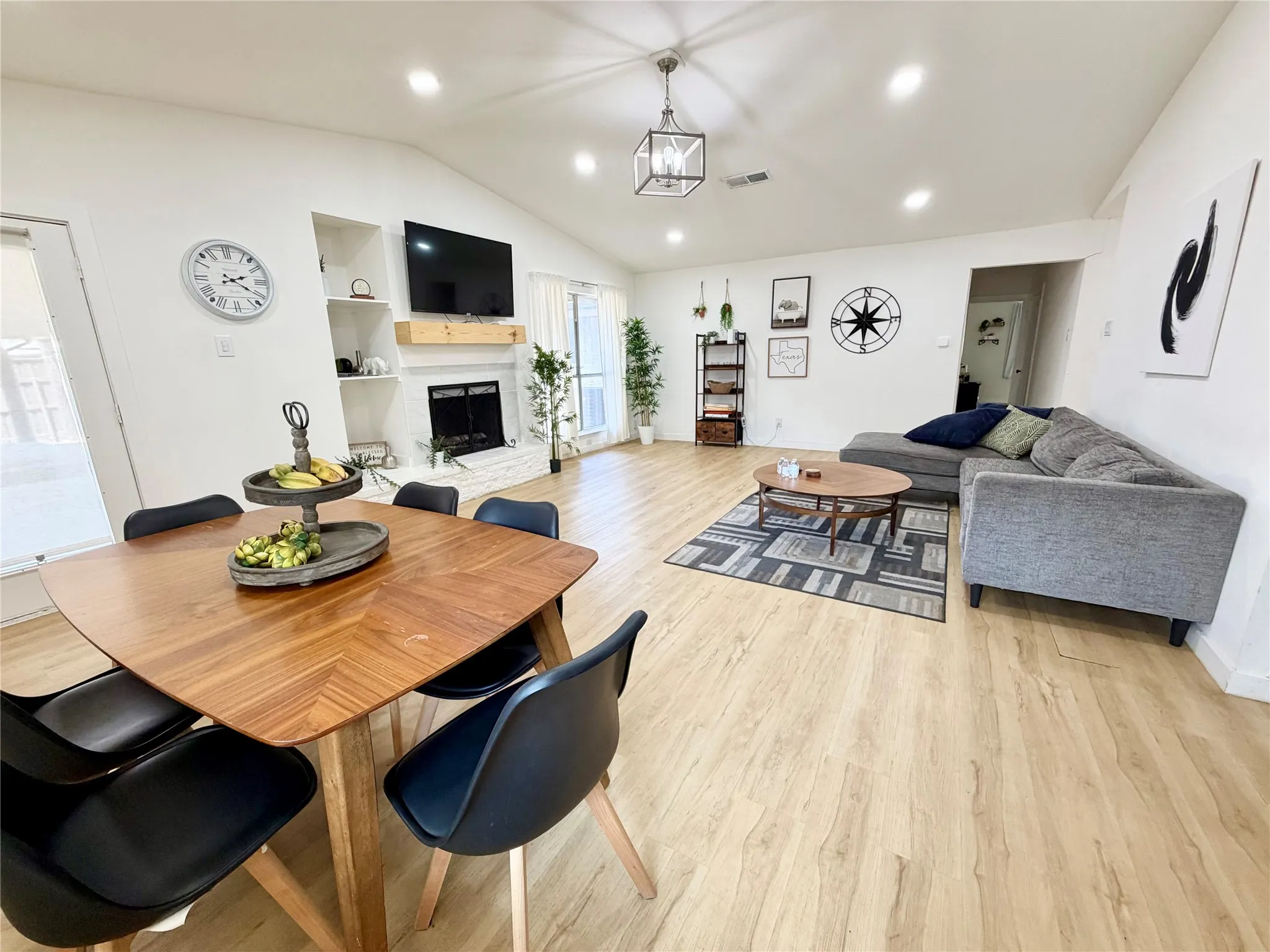 Single Family Residence For Rent in Dallas County , 12319 High Meadow Drive, Dallas, Texas 75234, 5 Bedroom, 2 Bathroom, 2 Garage spaces, 2,106 Sqft, built in 1962, mls#21389904, Real Estate Agent in Dallas, Homes For Rent in Dallas county, Homes For Rent in Dallas, Realtor in Dallas Texas, Real Estate Brokerage Independent Realty Texas, Luminita Cordes Realtor
