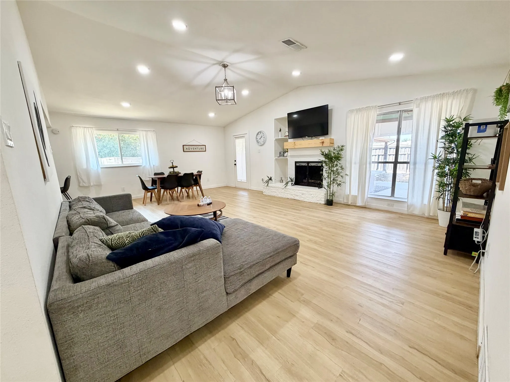 Single Family Residence For Rent in Dallas County , 12319 High Meadow Drive, Dallas, Texas 75234, 5 Bedroom, 2 Bathroom, 2 Garage spaces, 2,106 Sqft, built in 1962, mls#21389904, Real Estate Agent in Dallas, Homes For Rent in Dallas county, Homes For Rent in Dallas, Realtor in Dallas Texas, Real Estate Brokerage Independent Realty Texas, Luminita Cordes Realtor
