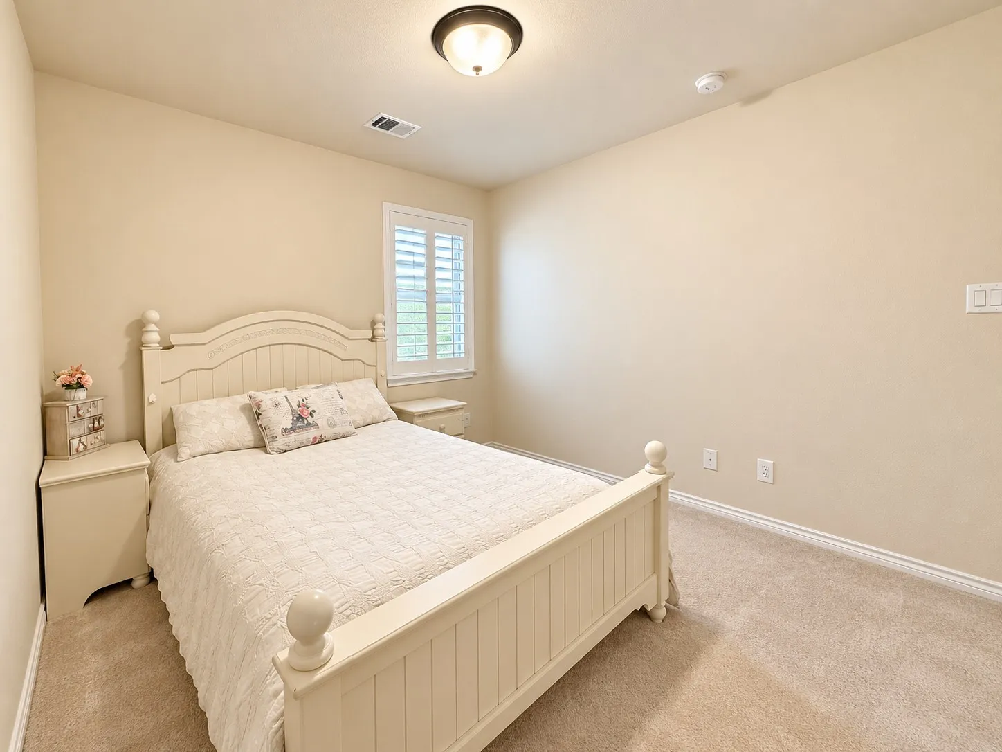 Carpeted flooring with neutral wall tones and a ceiling-mounted light fixture
