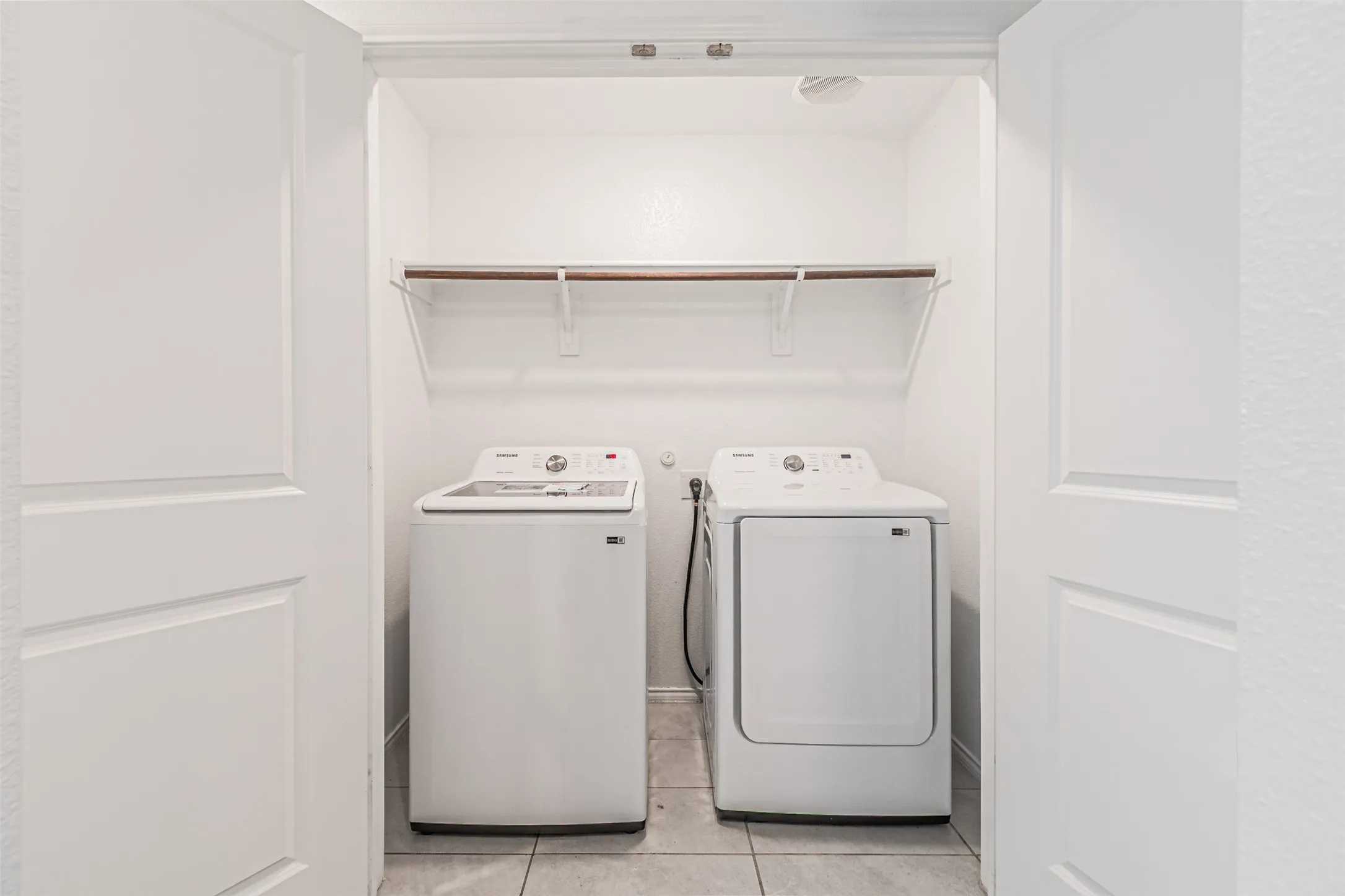 Single Family Residence For Rent in Denton County , 14037 Earlham Street, Pilot Point, Texas 76258, 3 Bedroom, 2 Bathroom, 2 Garage spaces, 1,500 Sqft, built in 2022, mls#21388861, Real Estate Agent in Pilot Point, Homes For Rent in Denton county, Homes For Rent in Pilot Point, Realtor in Pilot Point Texas, Real Estate Brokerage Independent Realty Texas, Luminita Cordes Realtor