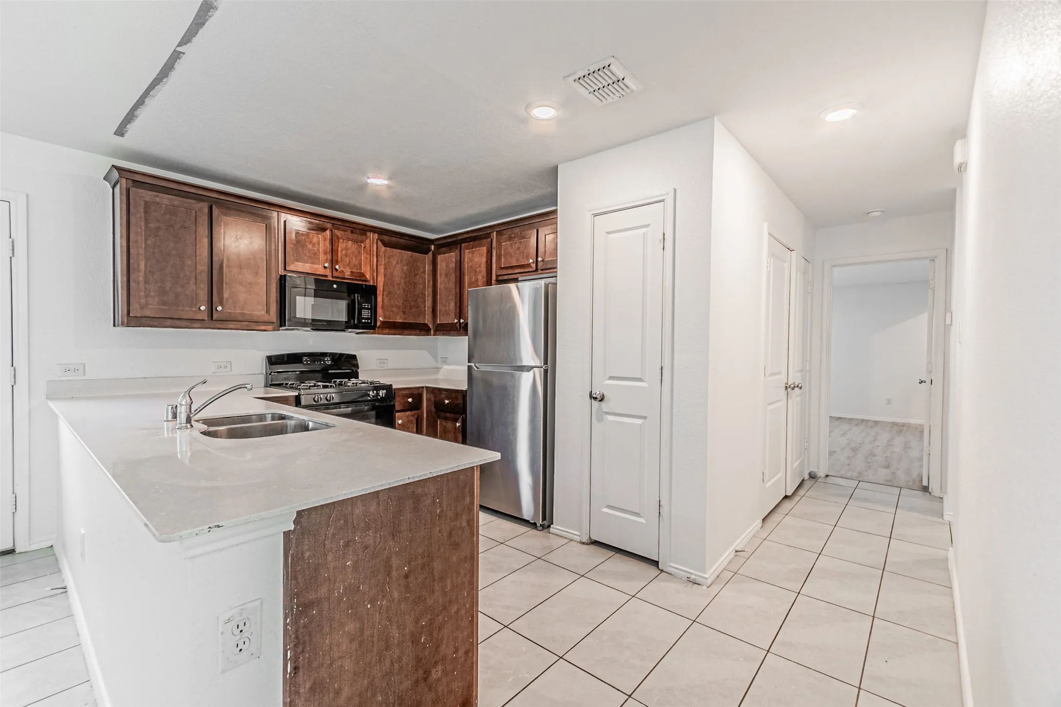 Single Family Residence For Rent in Denton County , 14037 Earlham Street, Pilot Point, Texas 76258, 3 Bedroom, 2 Bathroom, 2 Garage spaces, 1,500 Sqft, built in 2022, mls#21388861, Real Estate Agent in Pilot Point, Homes For Rent in Denton county, Homes For Rent in Pilot Point, Realtor in Pilot Point Texas, Real Estate Brokerage Independent Realty Texas, Luminita Cordes Realtor