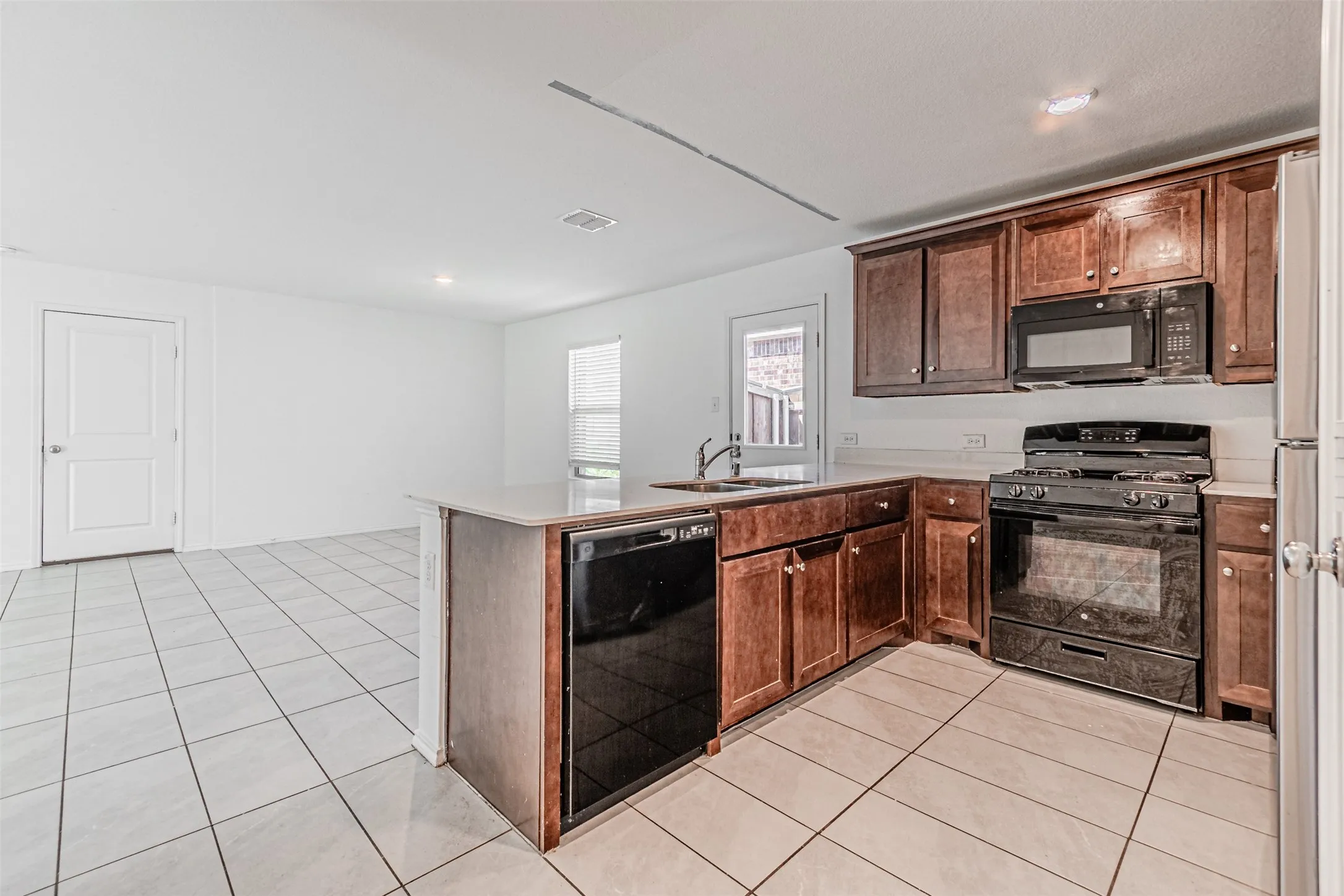 Single Family Residence For Rent in Denton County , 14037 Earlham Street, Pilot Point, Texas 76258, 3 Bedroom, 2 Bathroom, 2 Garage spaces, 1,500 Sqft, built in 2022, mls#21388861, Real Estate Agent in Pilot Point, Homes For Rent in Denton county, Homes For Rent in Pilot Point, Realtor in Pilot Point Texas, Real Estate Brokerage Independent Realty Texas, Luminita Cordes Realtor