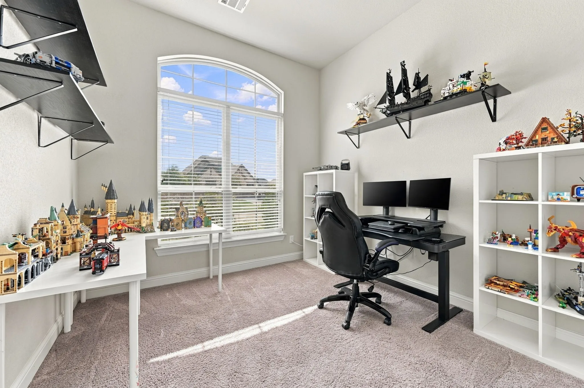 Single Family Residence For Sale in Ellis County , 813 Rustic Trail, Midlothian, Texas 76065, 4 Bedroom, 2 Bathroom, 3 Garage spaces, 2,281 Sqft, built in 2018, mls#21391259, Real Estate Agent in Midlothian, Homes For Sale in Ellis county, Homes For Sale in Midlothian, Realtor in Midlothian Texas, Real Estate Brokerage Independent Realty Texas, Luminita Cordes Realtor