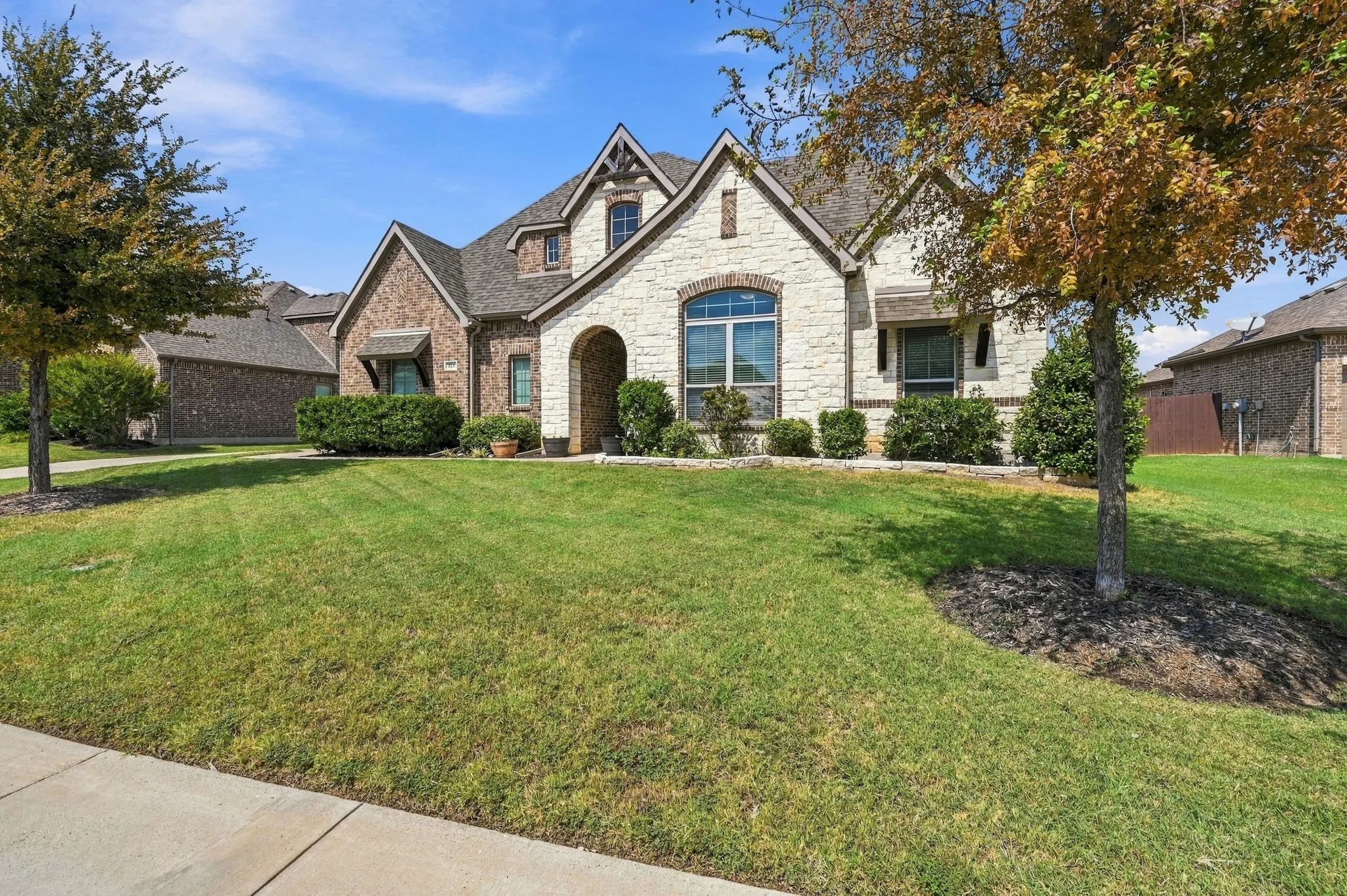 Single Family Residence For Sale in Ellis County , 813 Rustic Trail, Midlothian, Texas 76065, 4 Bedroom, 2 Bathroom, 3 Garage spaces, 2,281 Sqft, built in 2018, mls#21391259, Real Estate Agent in Midlothian, Homes For Sale in Ellis county, Homes For Sale in Midlothian, Realtor in Midlothian Texas, Real Estate Brokerage Independent Realty Texas, Luminita Cordes Realtor