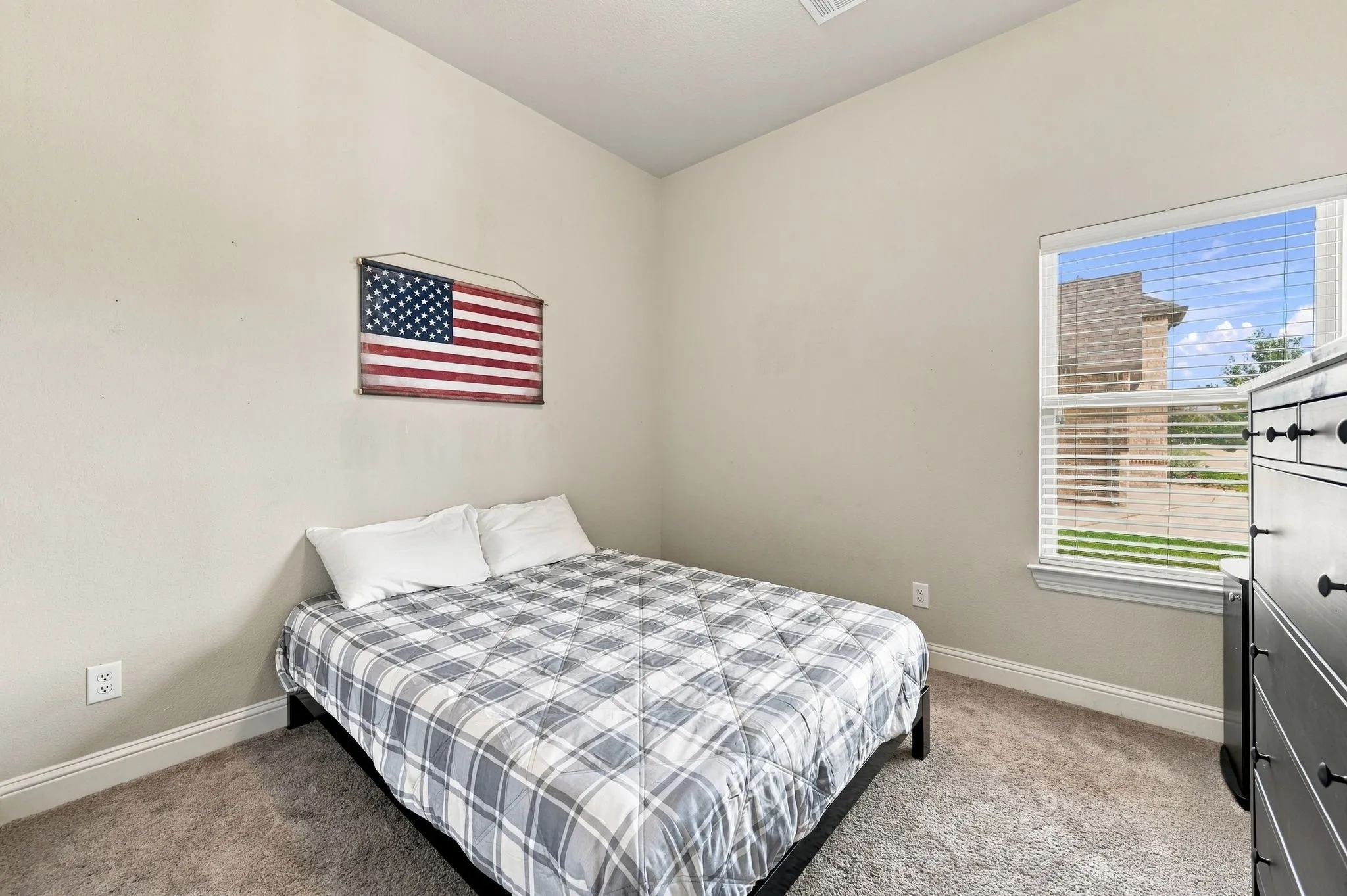 Single Family Residence For Sale in Ellis County , 813 Rustic Trail, Midlothian, Texas 76065, 4 Bedroom, 2 Bathroom, 3 Garage spaces, 2,281 Sqft, built in 2018, mls#21391259, Real Estate Agent in Midlothian, Homes For Sale in Ellis county, Homes For Sale in Midlothian, Realtor in Midlothian Texas, Real Estate Brokerage Independent Realty Texas, Luminita Cordes Realtor