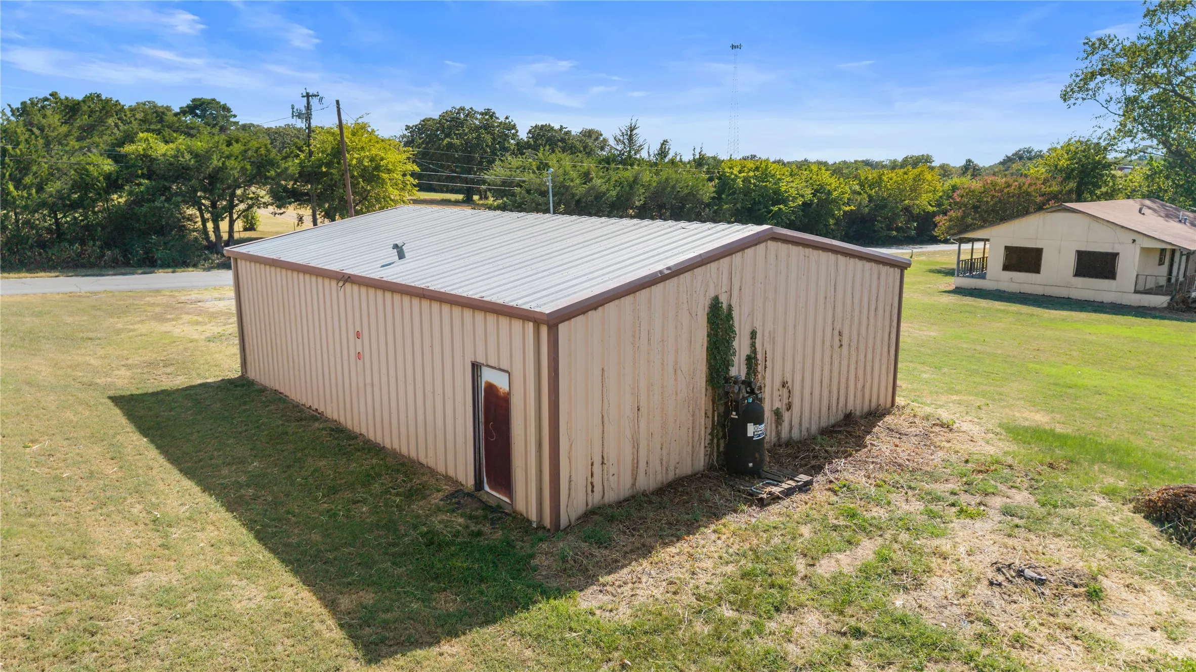 Single Family Residence For Sale in Grayson County , 1901 E Texas Street, Denison, Texas 75021, 3 Bedroom, 2 Bathroom, Garage spaces, 1,056 Sqft, built in 1985, mls#21370913, Real Estate Agent in Denison, Homes For Sale in Grayson county, Homes For Sale in Denison, Realtor in Denison Texas, Real Estate Brokerage Independent Realty Texas, Luminita Cordes Realtor