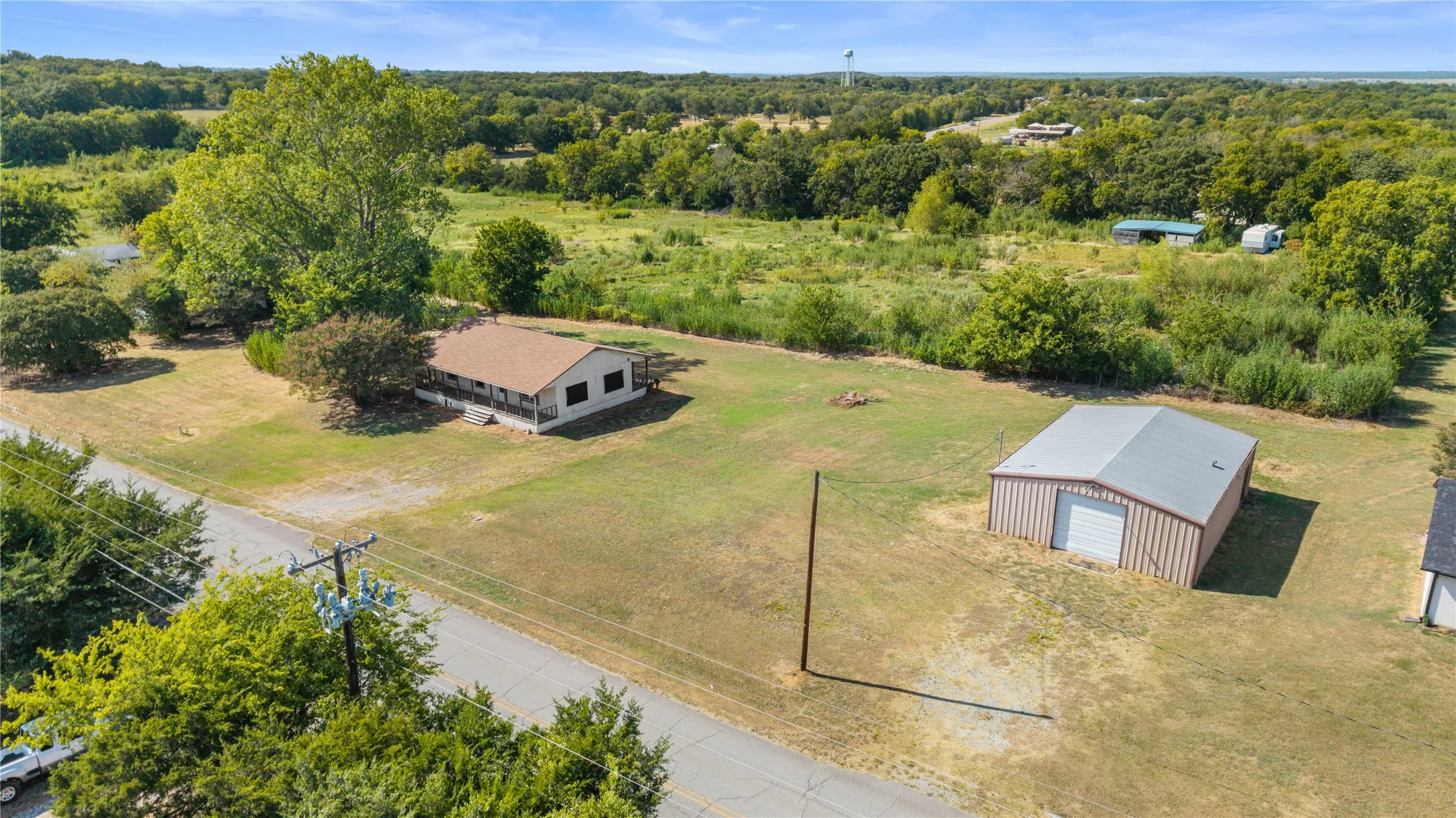 Single Family Residence For Sale in Grayson County , 1901 E Texas Street, Denison, Texas 75021, 3 Bedroom, 2 Bathroom, Garage spaces, 1,056 Sqft, built in 1985, mls#21370913, Real Estate Agent in Denison, Homes For Sale in Grayson county, Homes For Sale in Denison, Realtor in Denison Texas, Real Estate Brokerage Independent Realty Texas, Luminita Cordes Realtor
