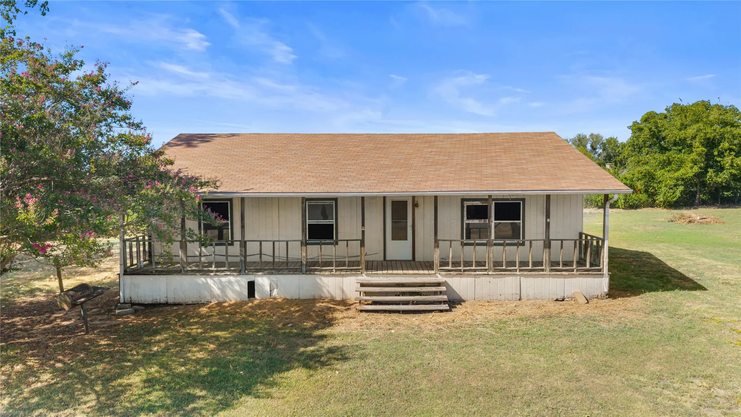 Single Family Residence For Sale in Grayson County , 1901 E Texas Street, Denison, Texas 75021, 3 Bedroom, 2 Bathroom, Garage spaces, 1,056 Sqft, built in 1985, mls#21370913, Real Estate Agent in Denison, Homes For Sale in Grayson county, Homes For Sale in Denison, Realtor in Denison Texas, Real Estate Brokerage Independent Realty Texas, Luminita Cordes Realtor