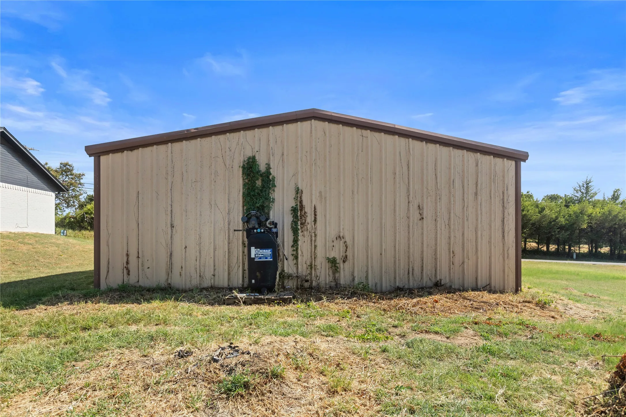 Single Family Residence For Sale in Grayson County , 1901 E Texas Street, Denison, Texas 75021, 3 Bedroom, 2 Bathroom, Garage spaces, 1,056 Sqft, built in 1985, mls#21370913, Real Estate Agent in Denison, Homes For Sale in Grayson county, Homes For Sale in Denison, Realtor in Denison Texas, Real Estate Brokerage Independent Realty Texas, Luminita Cordes Realtor