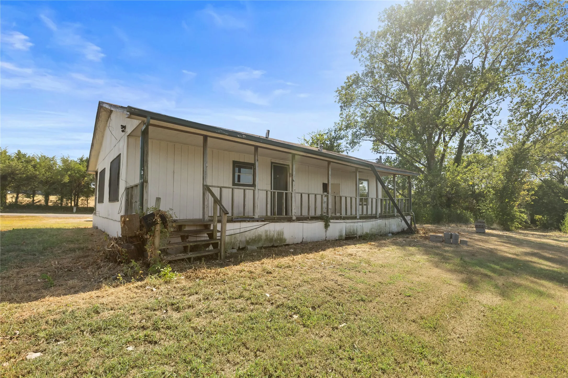 Single Family Residence For Sale in Grayson County , 1901 E Texas Street, Denison, Texas 75021, 3 Bedroom, 2 Bathroom, Garage spaces, 1,056 Sqft, built in 1985, mls#21370913, Real Estate Agent in Denison, Homes For Sale in Grayson county, Homes For Sale in Denison, Realtor in Denison Texas, Real Estate Brokerage Independent Realty Texas, Luminita Cordes Realtor